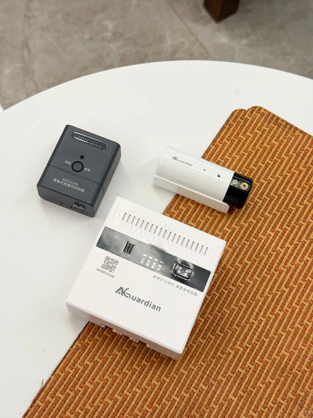 “小户型必备！66克轻便报警器不占地”