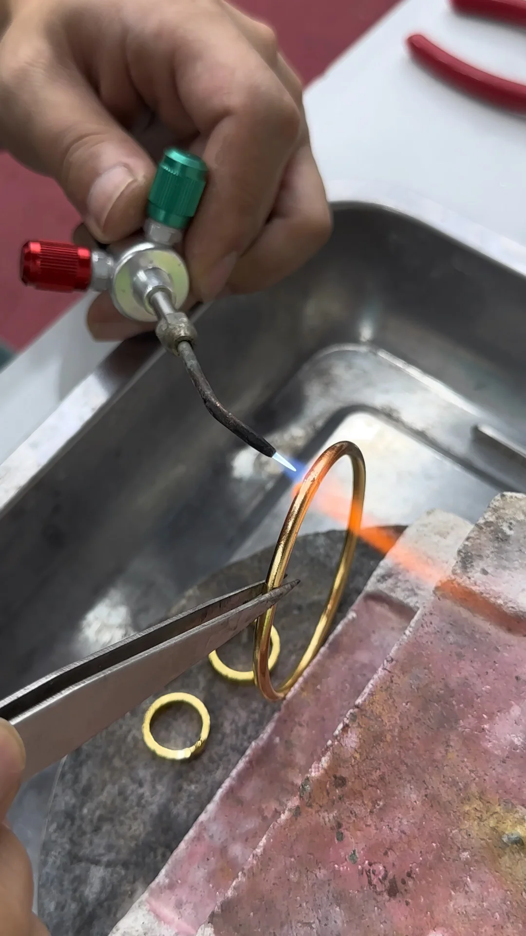 在牛牛打金店凑齐「三金」是种什么体验？?