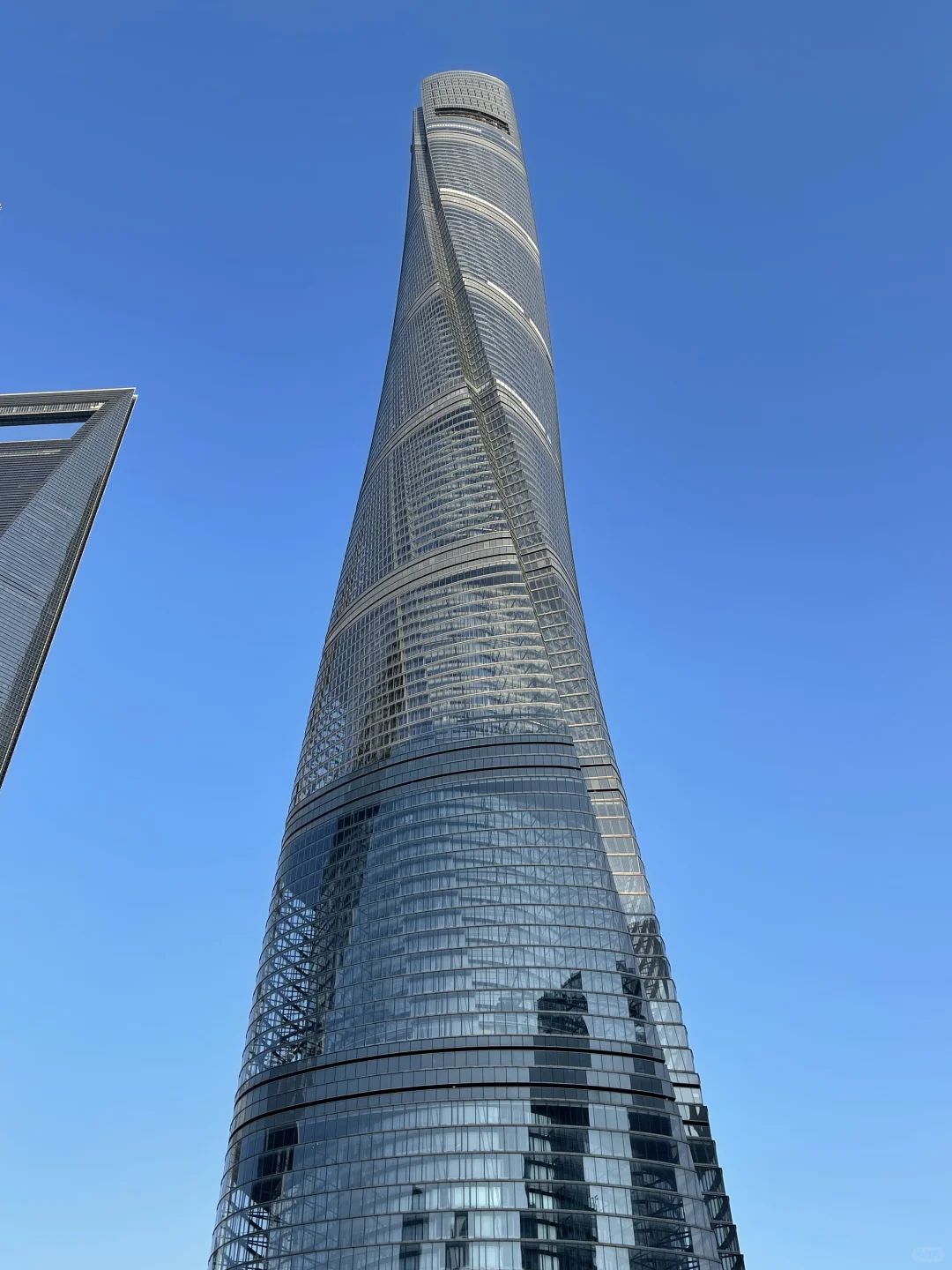 之前一直以为上海中心是曲面玻璃幕墙