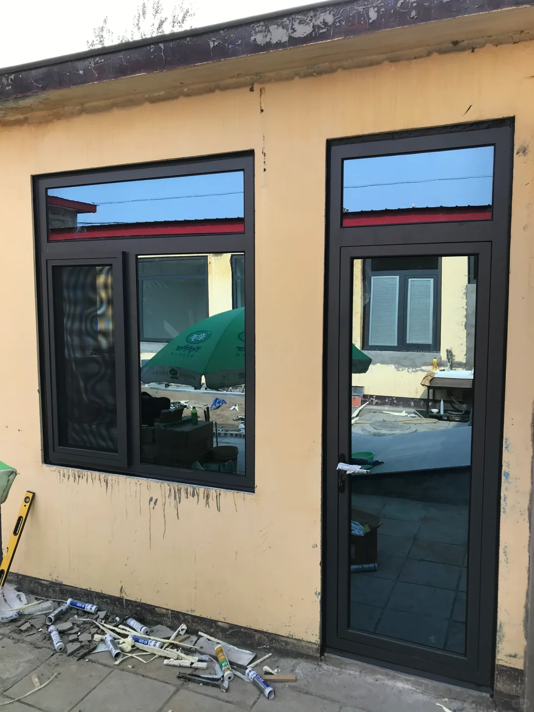 深灰色，经典7024哑光色-断桥铝窗