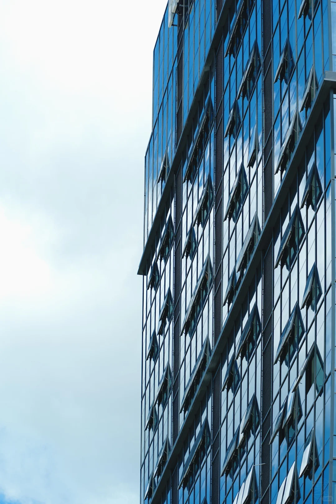 晴空下的玻璃幕墙