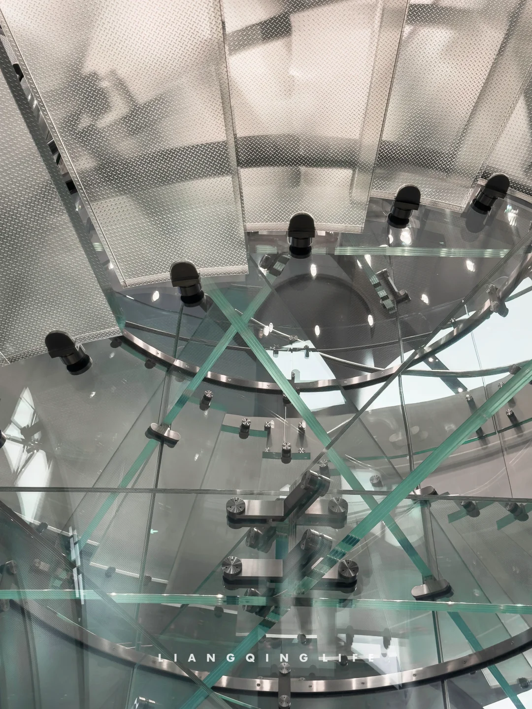 Apple店的玻璃比产品高级