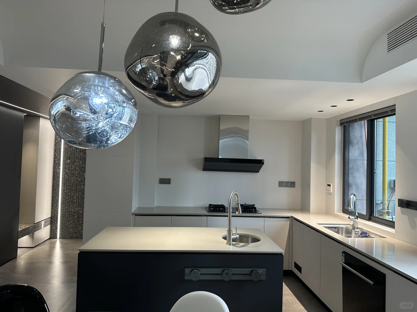 欢迎来到我家客厅的C位—斯卡帕楼梯电视墙