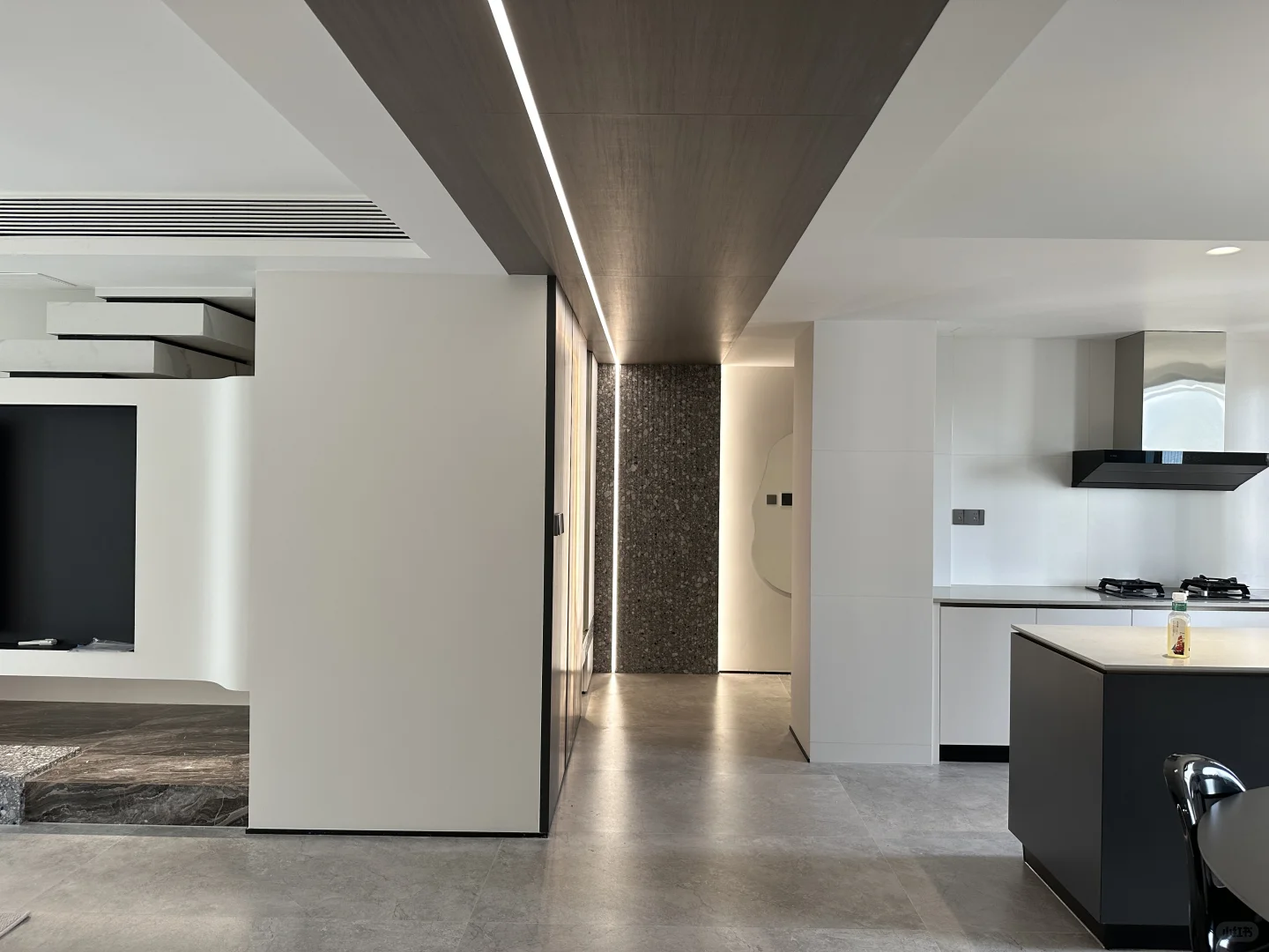 欢迎来到我家客厅的C位—斯卡帕楼梯电视墙