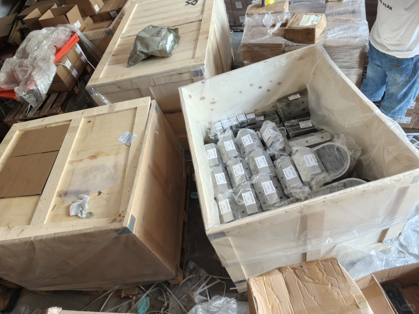 仓库正在装木箱准备出口