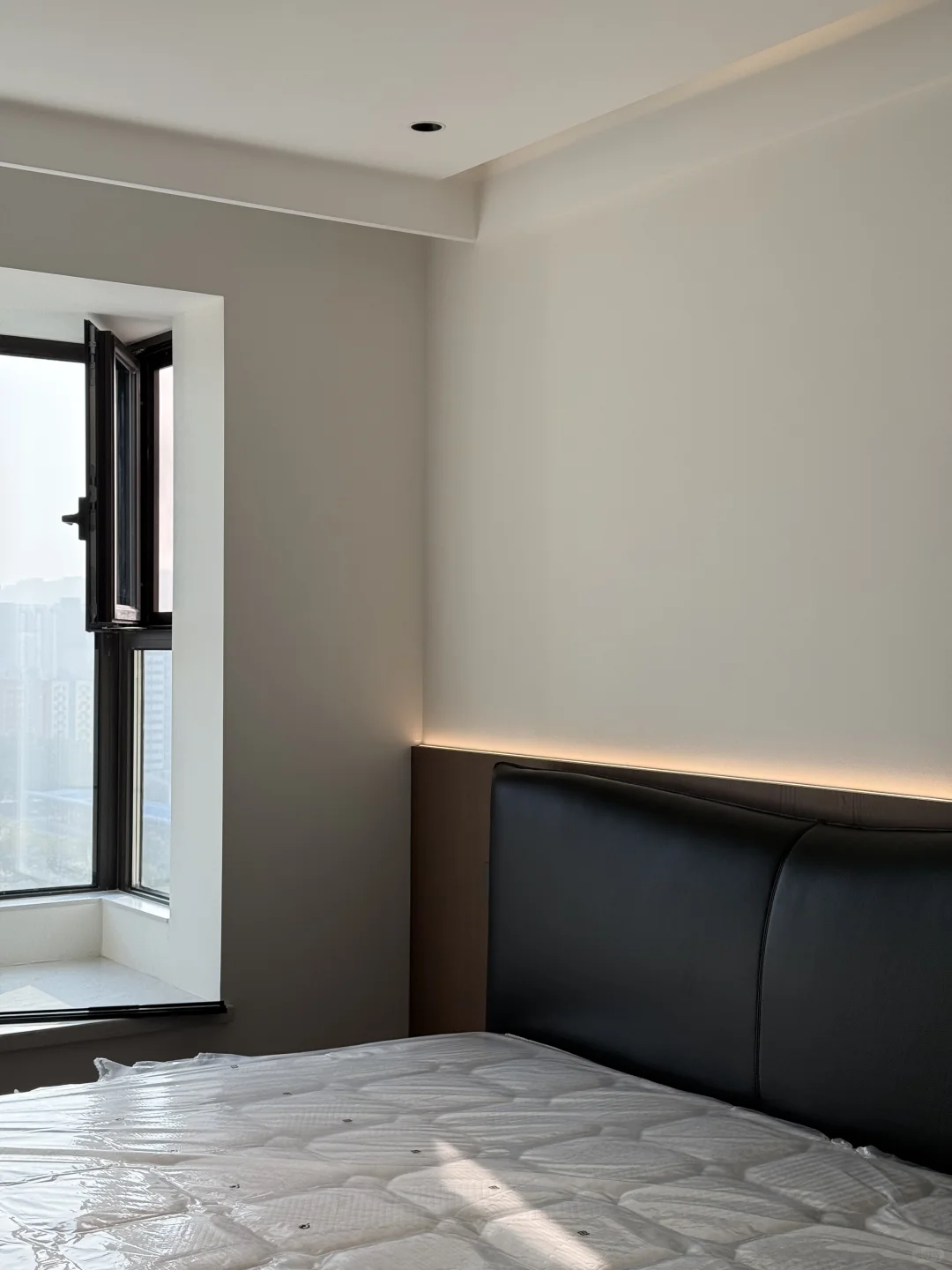 住的很舒服干净的床尾衣柜～