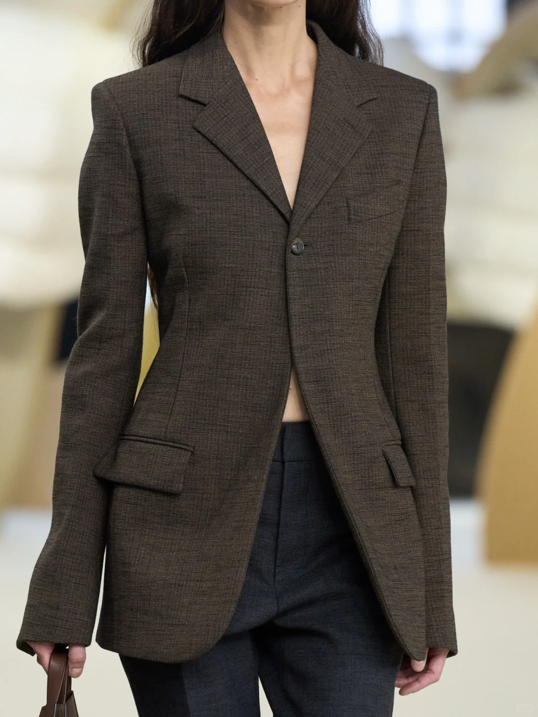 西装趋势中的「宽肩收腰」转向