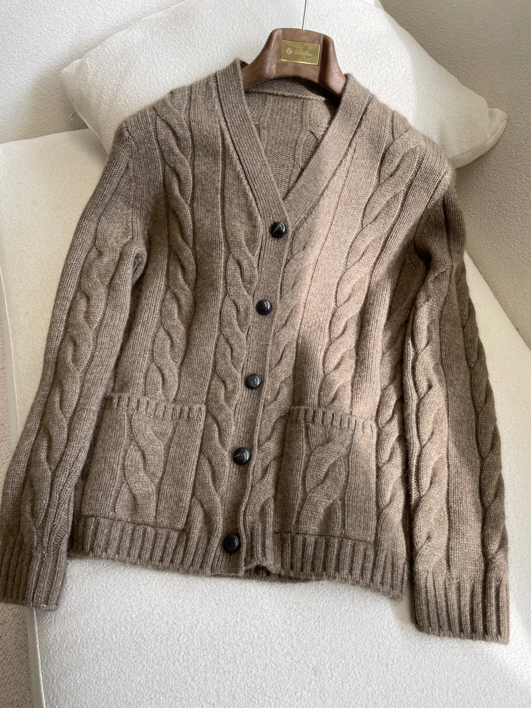 用料和工费极高的lp山羊绒绞花开衫