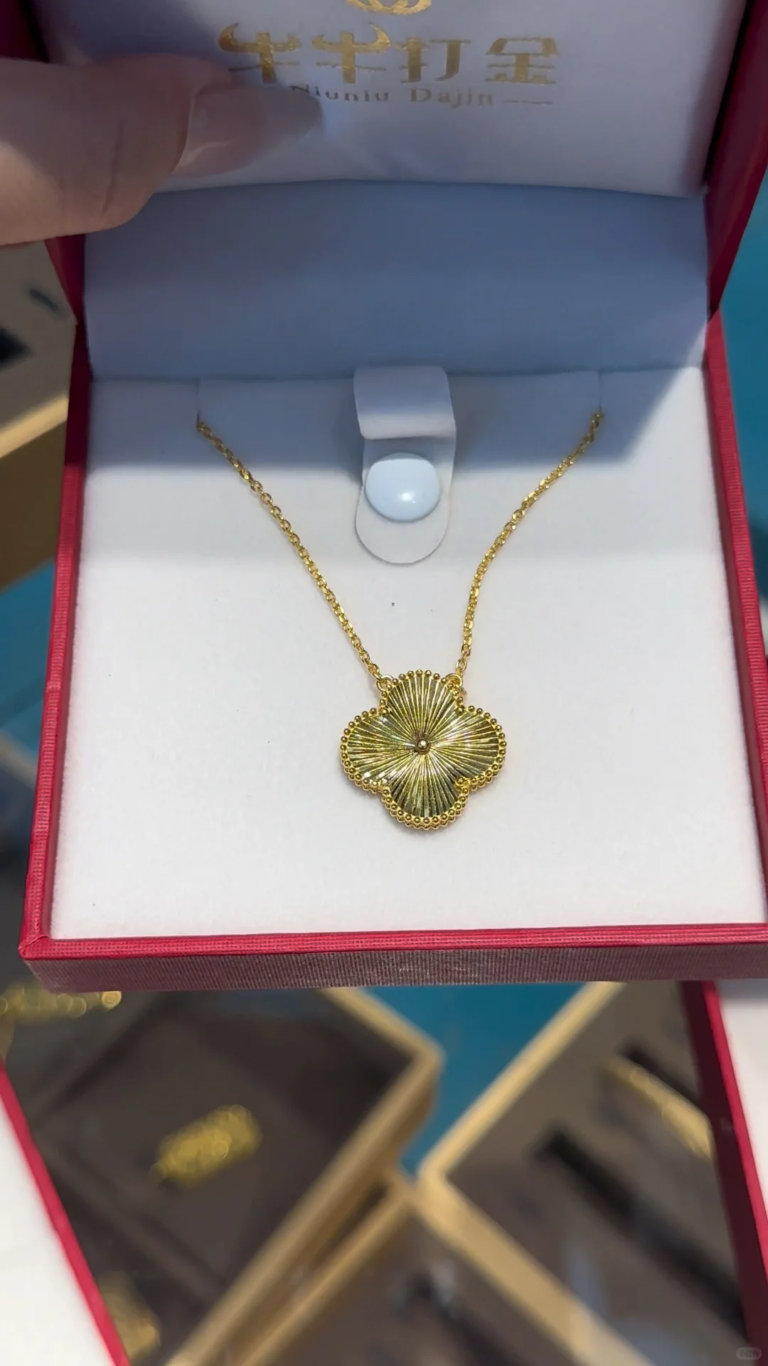 在牛牛打金店凑齐「三金」是种什么体验？?