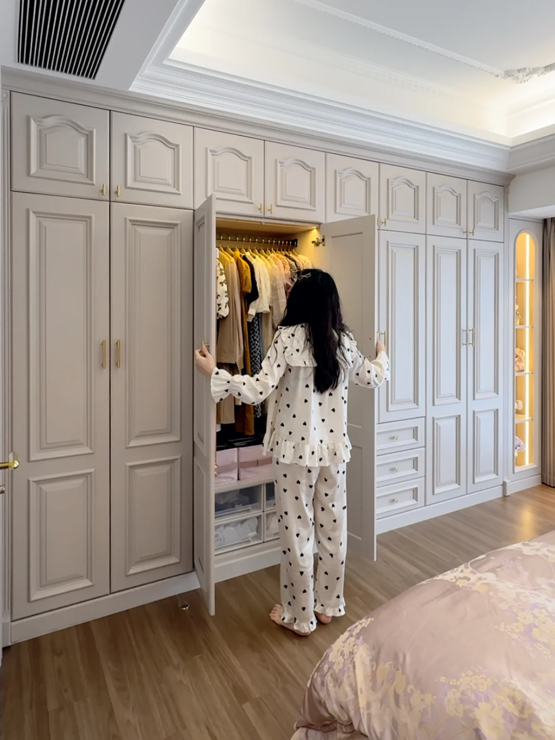 没听劝，卧室做了一整排法式床尾衣柜……?