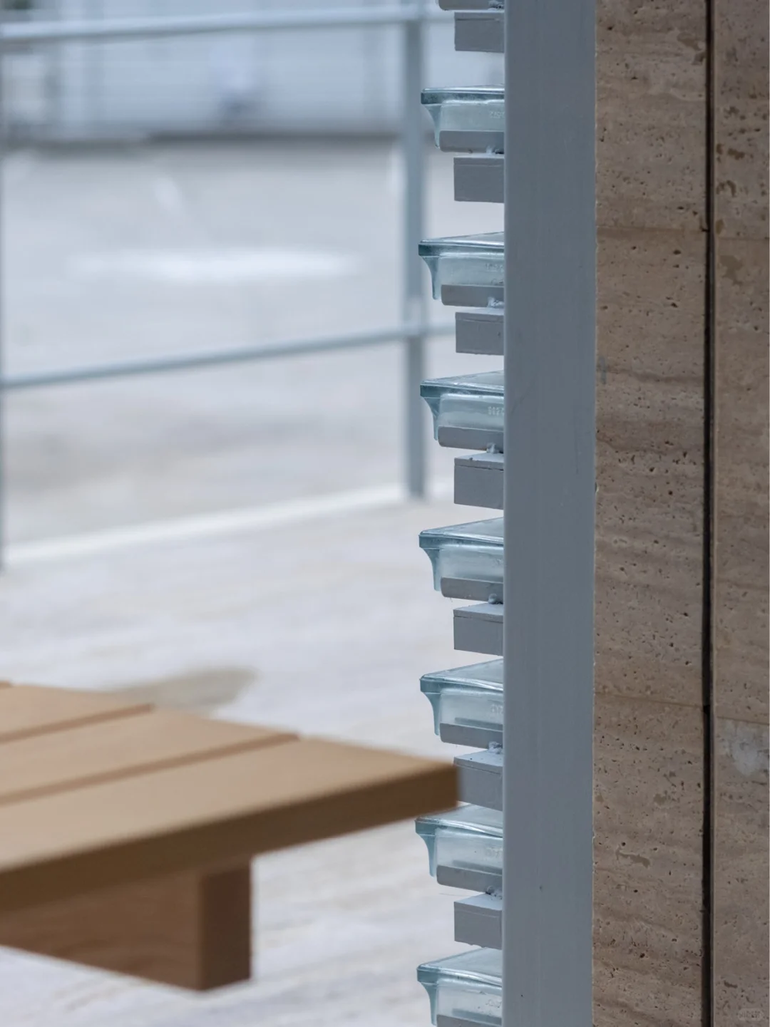 一块掰两半?玻璃砖还能这样做立面