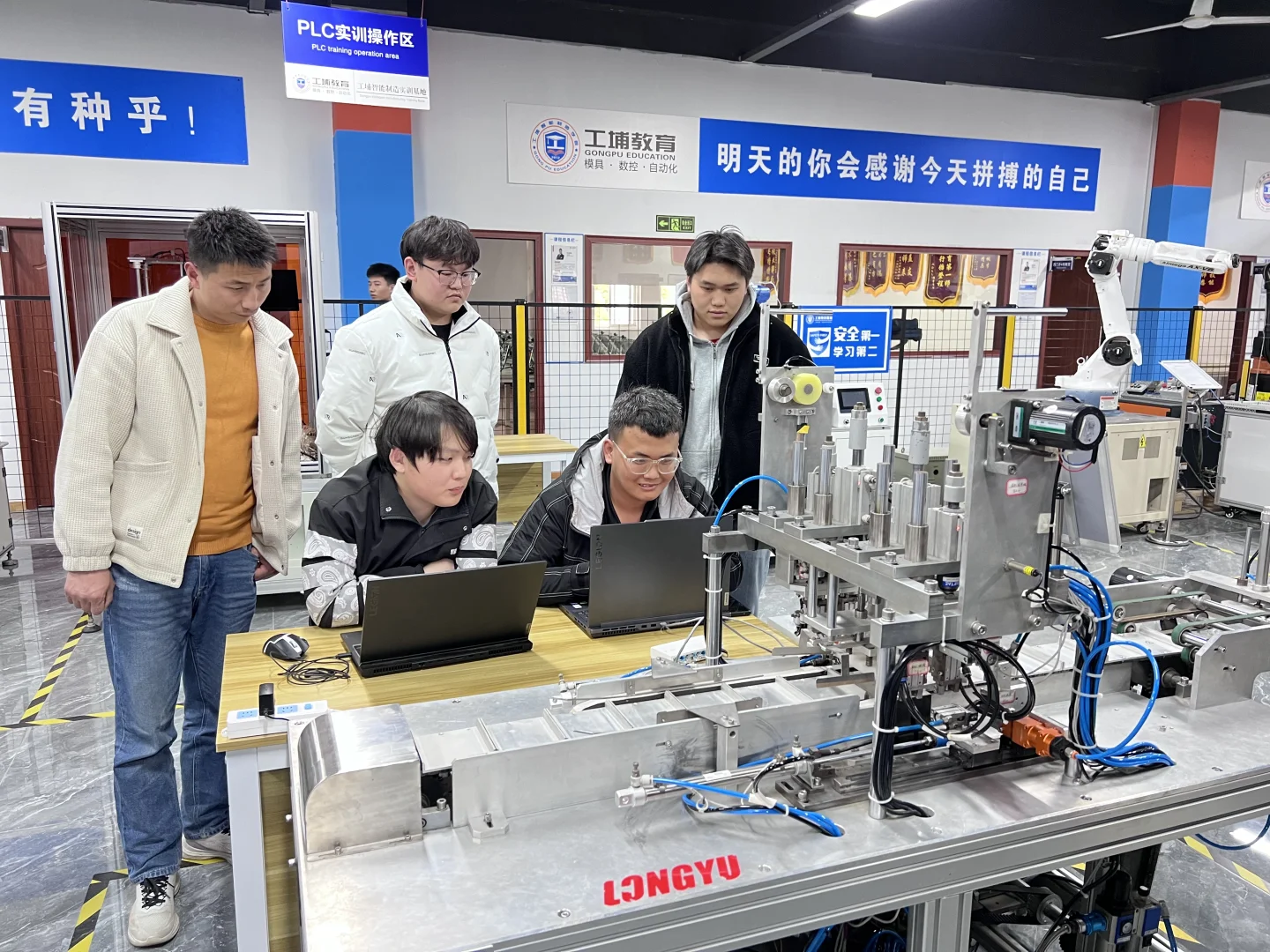 本科卷不过?我 “回炉” 职校后月薪翻倍!