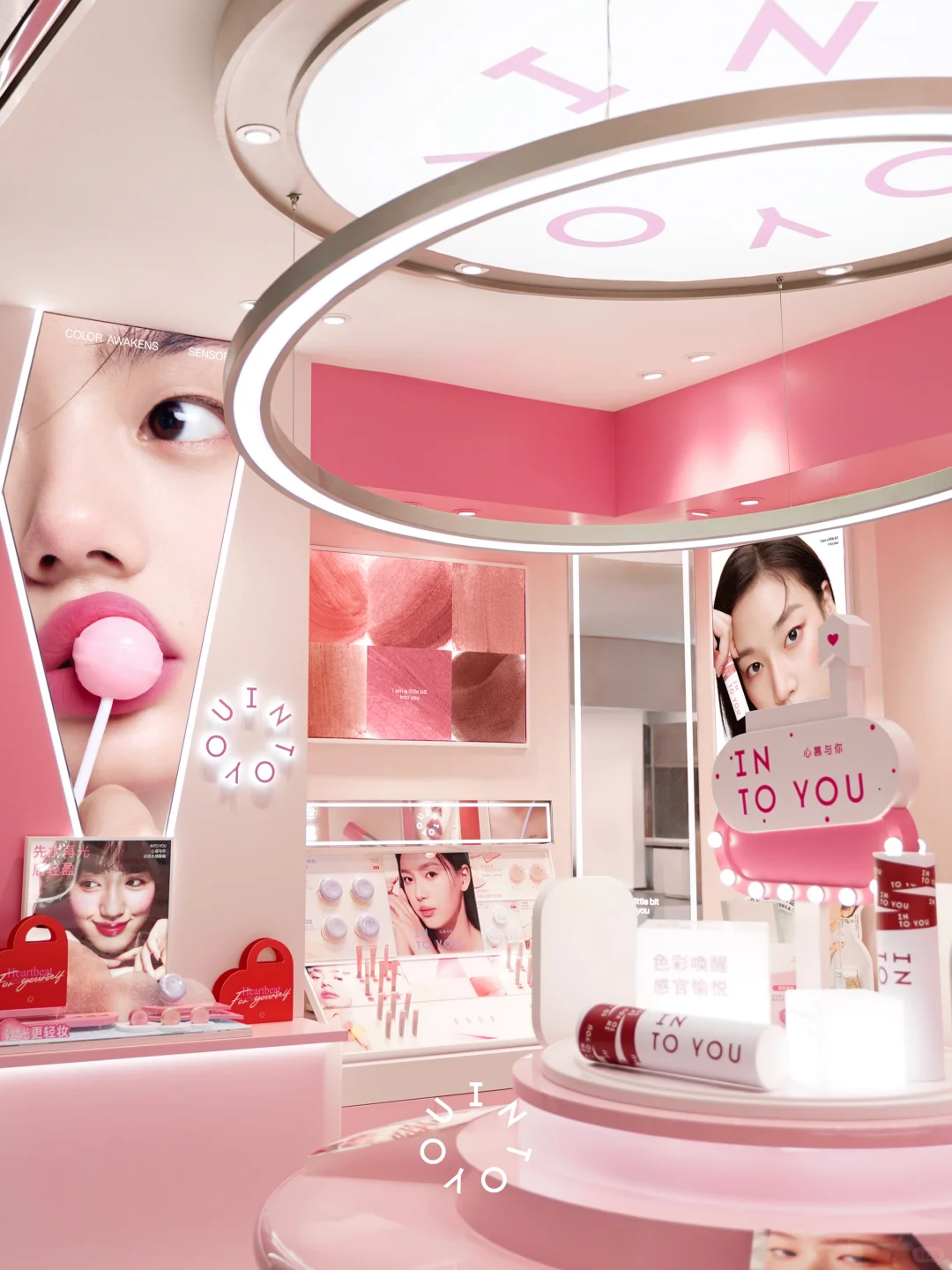 INTO YOU首家形象店携?登录武汉