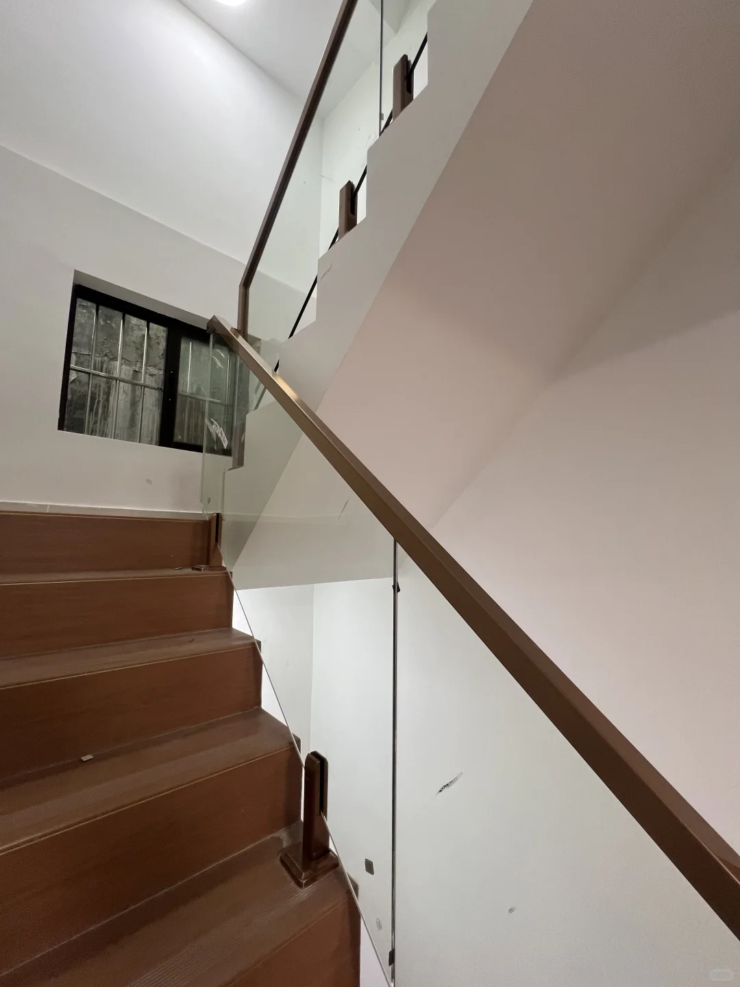 楼梯空间比较窄选这款偏心脚柱玻璃款就对了