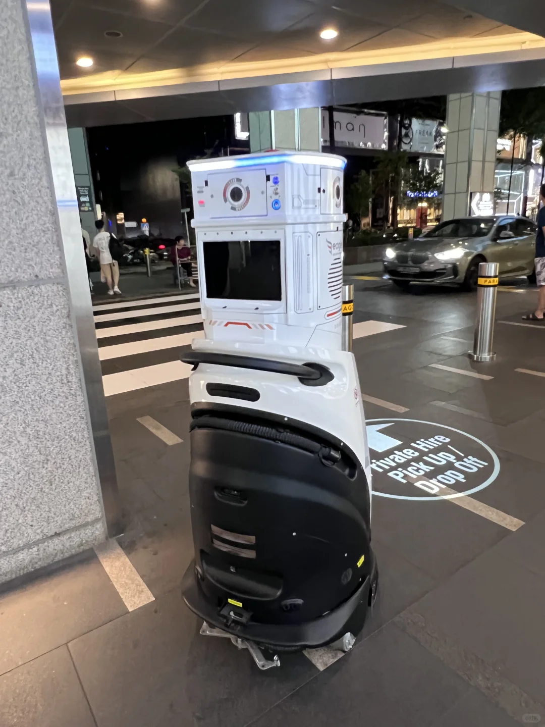 ??天哪！安保机器人会开枪吗？?