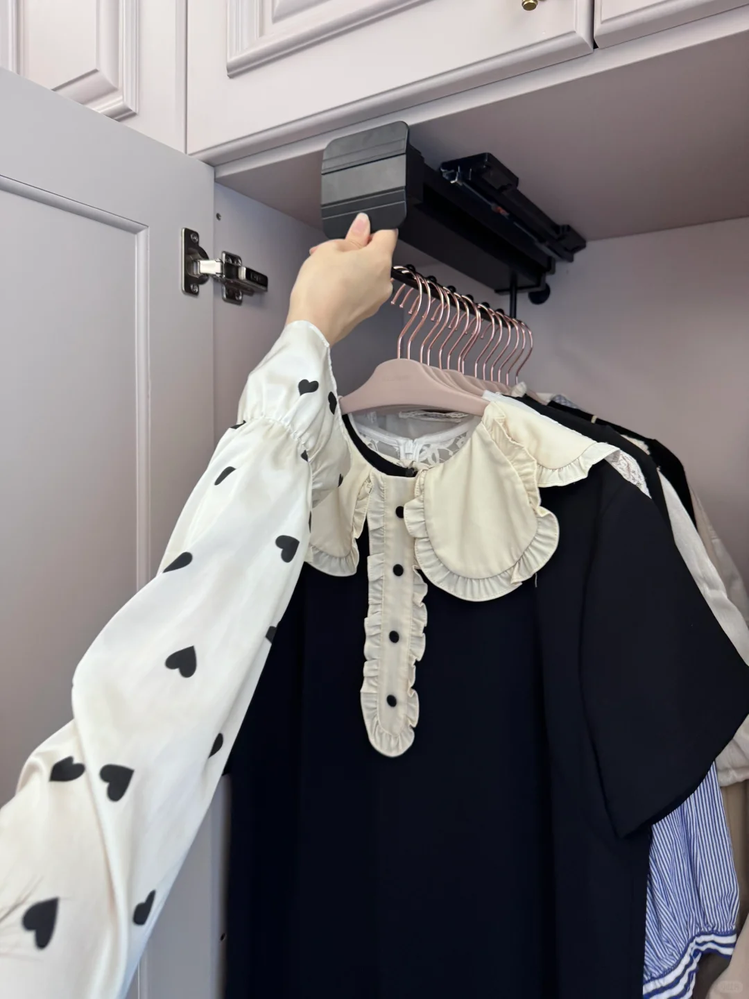 没听劝，卧室做了一整排法式床尾衣柜……?