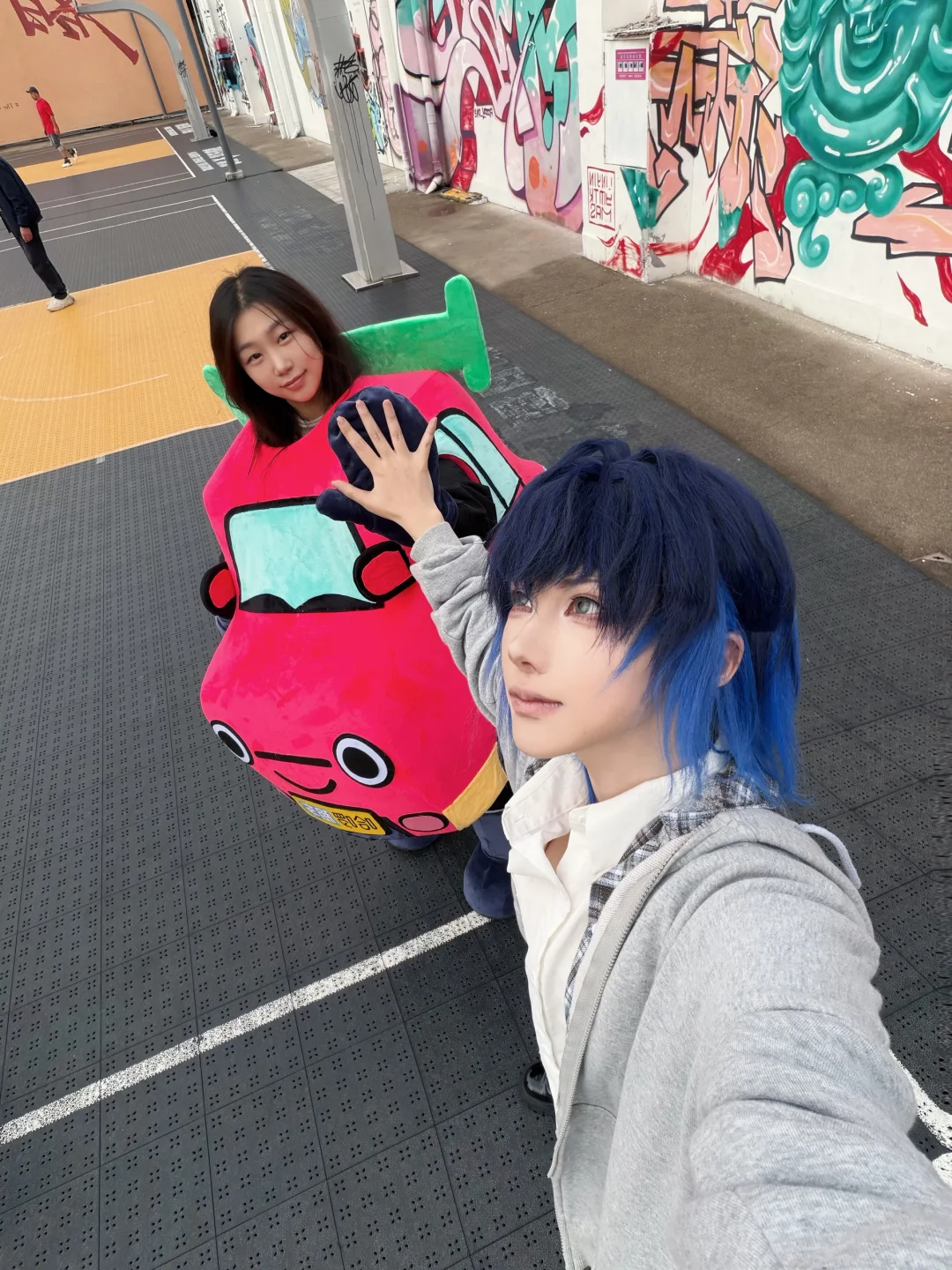 只是路过然后被五辆车塞了一手礼物？