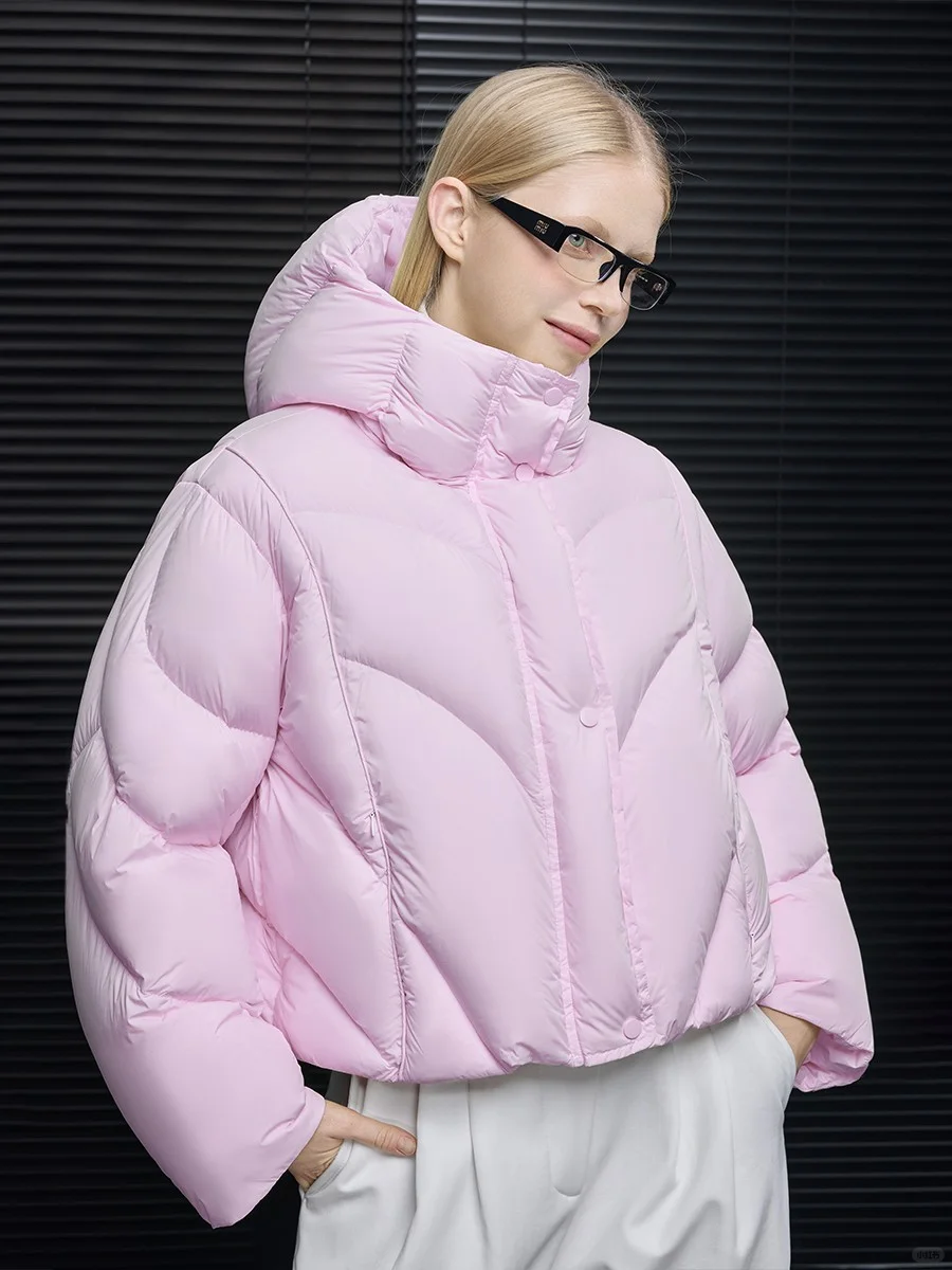 粉色短款连帽羽绒服