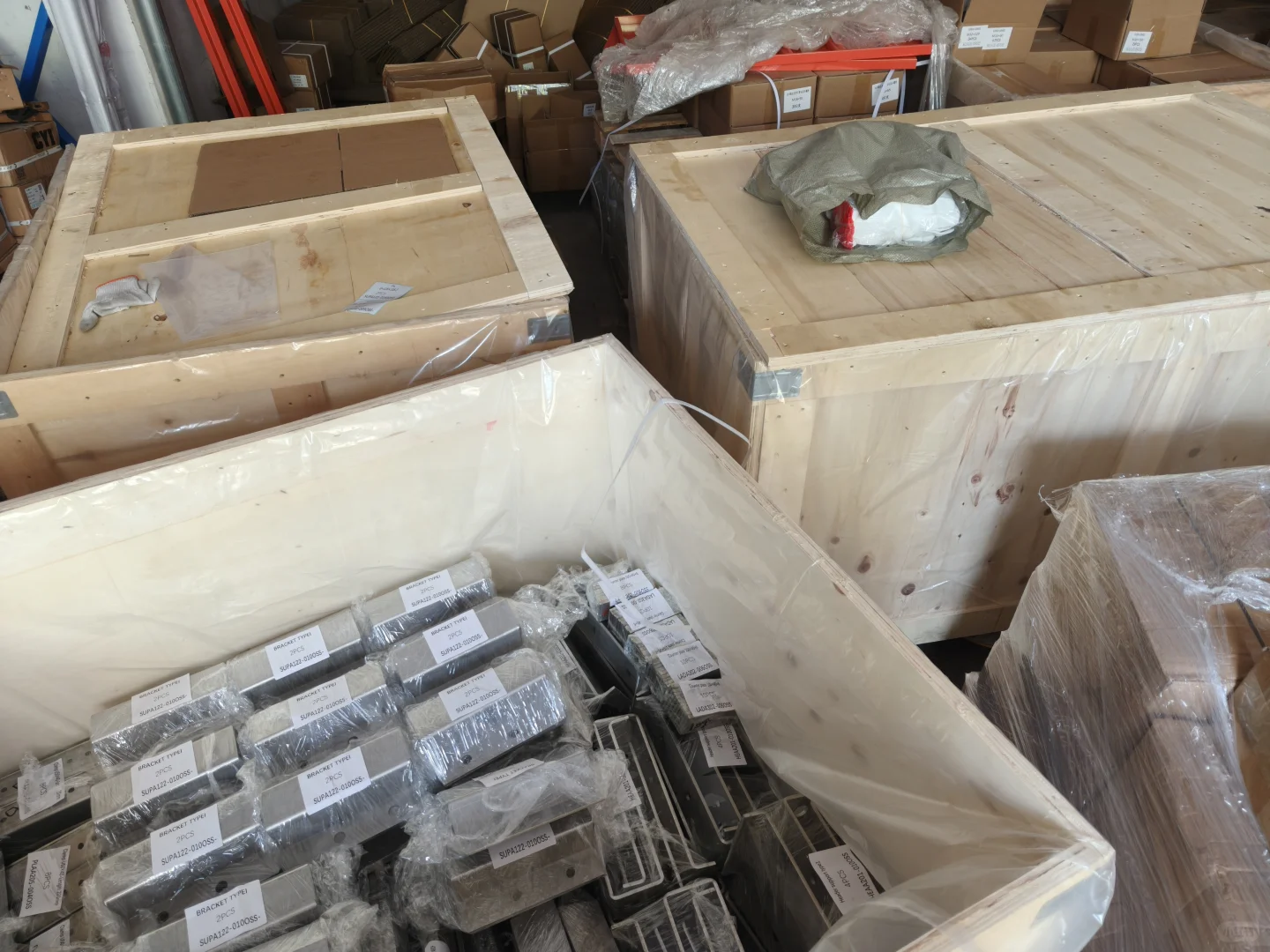 仓库正在装木箱准备出口