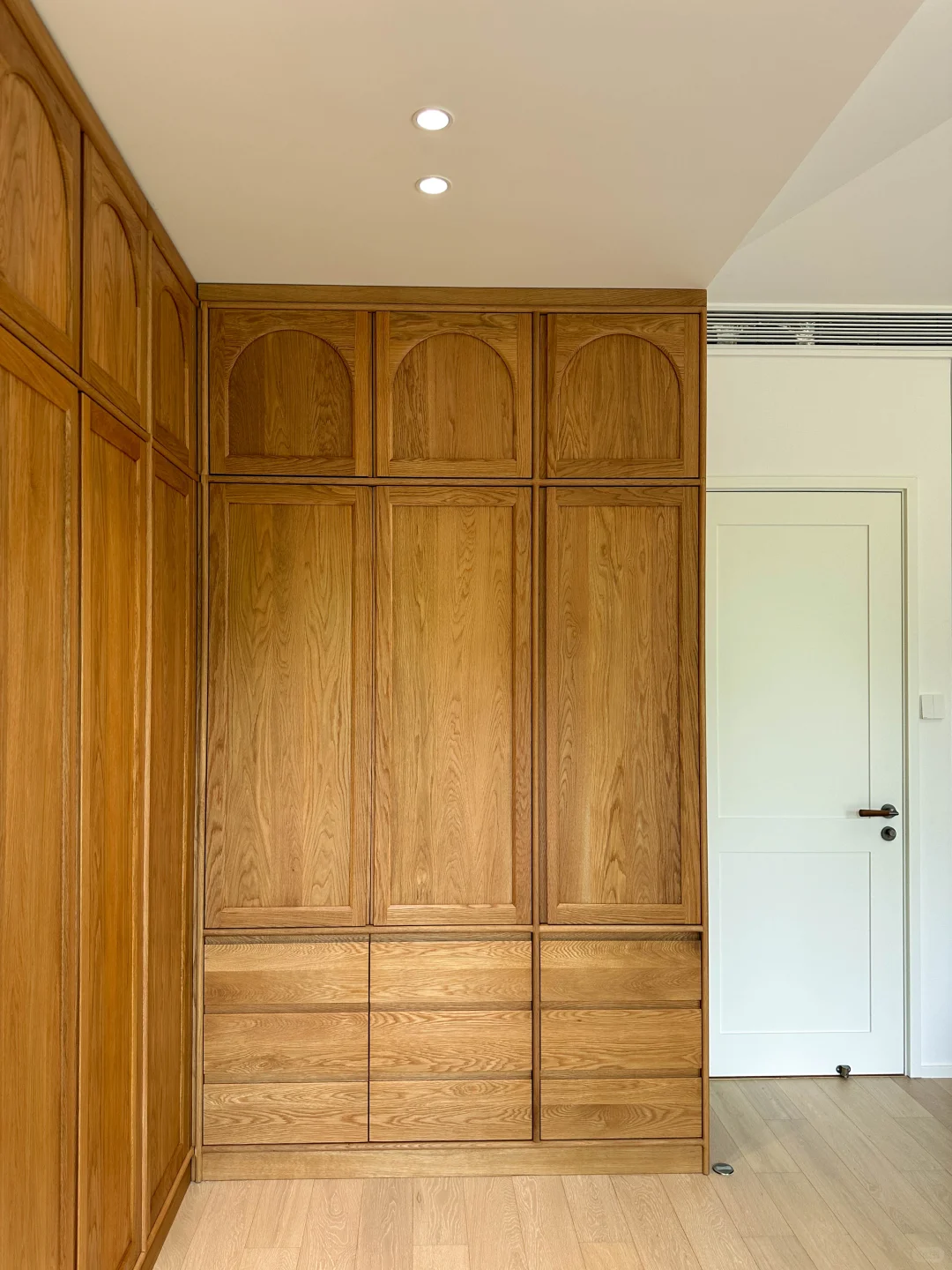 多亏有满墙衣柜✌️换季不用麻烦整理衣物