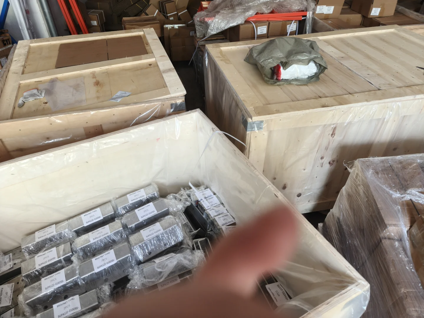 仓库正在装木箱准备出口