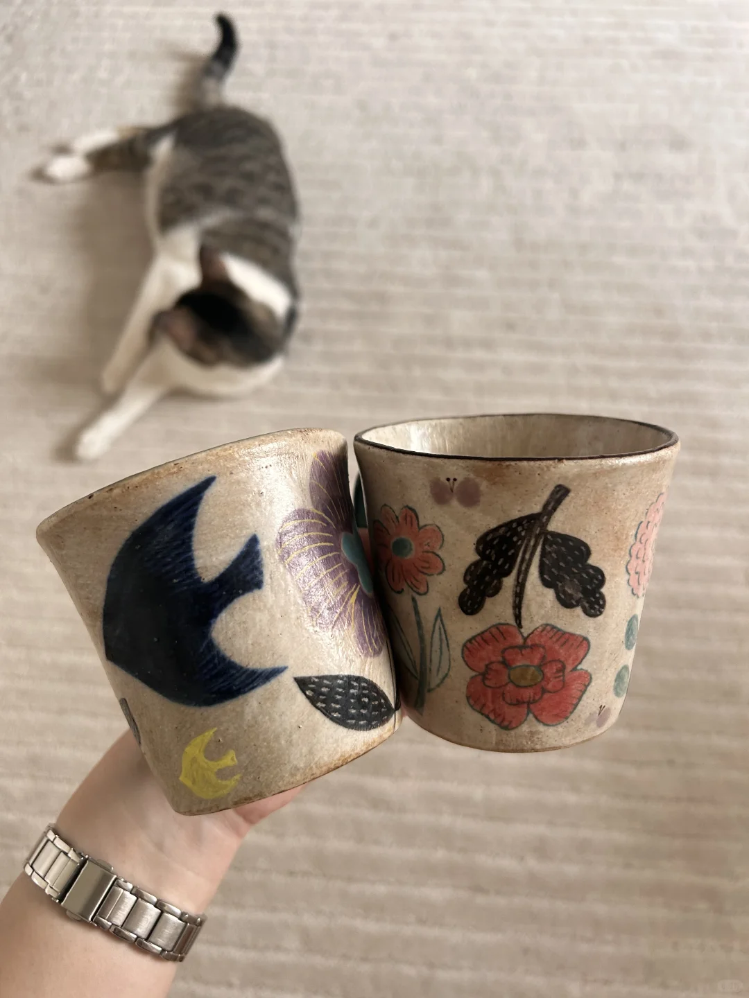 好奇怪 杯子和盘子小小的 幸福感却大大的