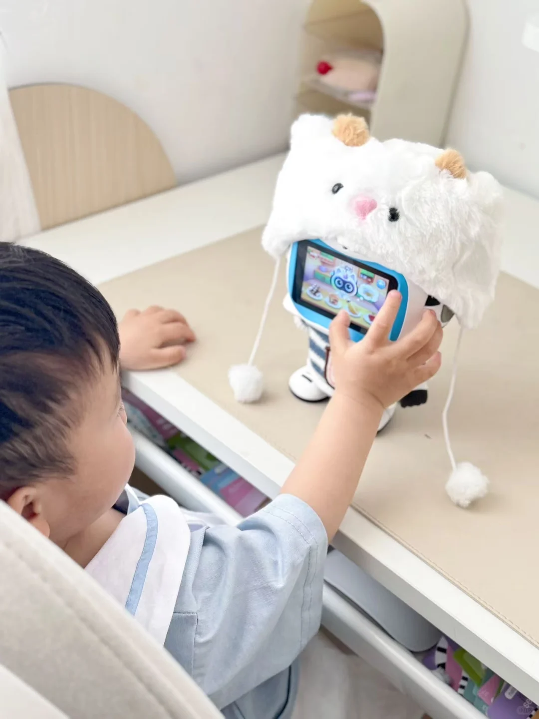 救命！2岁人类幼崽反向驯服AI机器人！