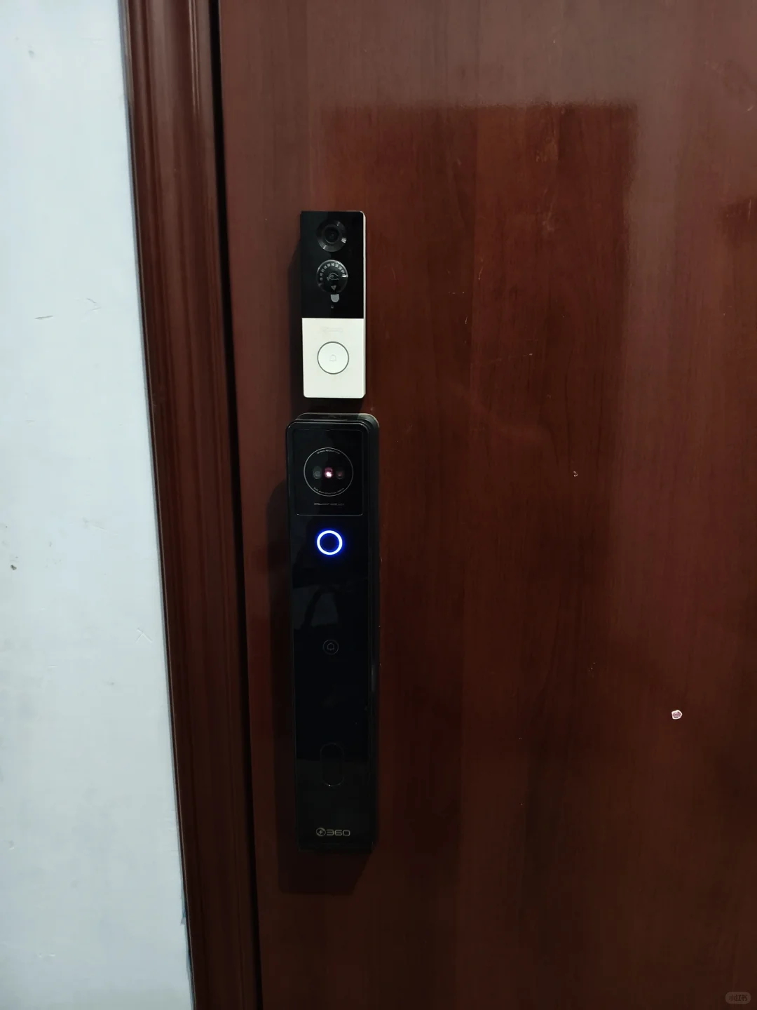 现在的人家里都装这个了吧，360门锁➕门铃