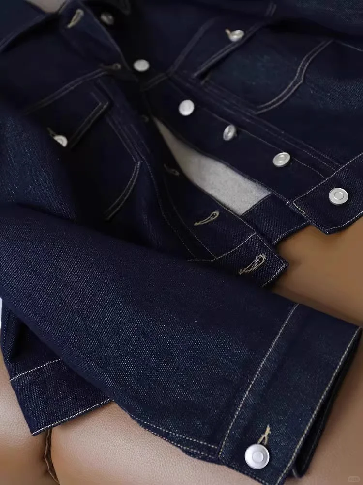 ?短款牛仔外套撞色设计太有感