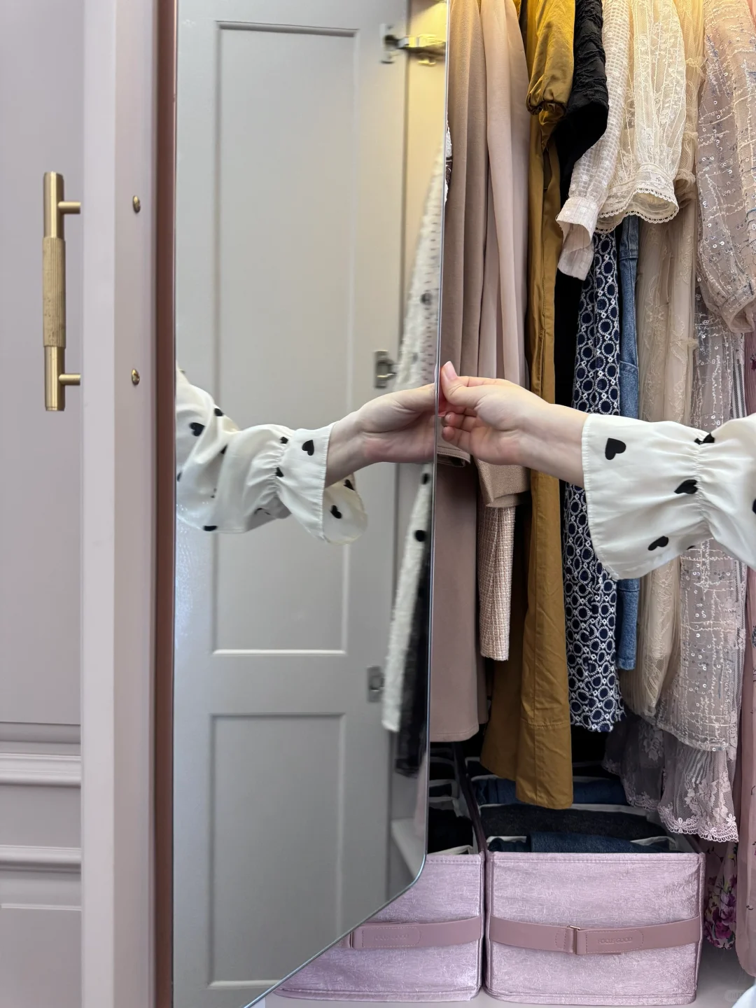 没听劝，卧室做了一整排法式床尾衣柜……?