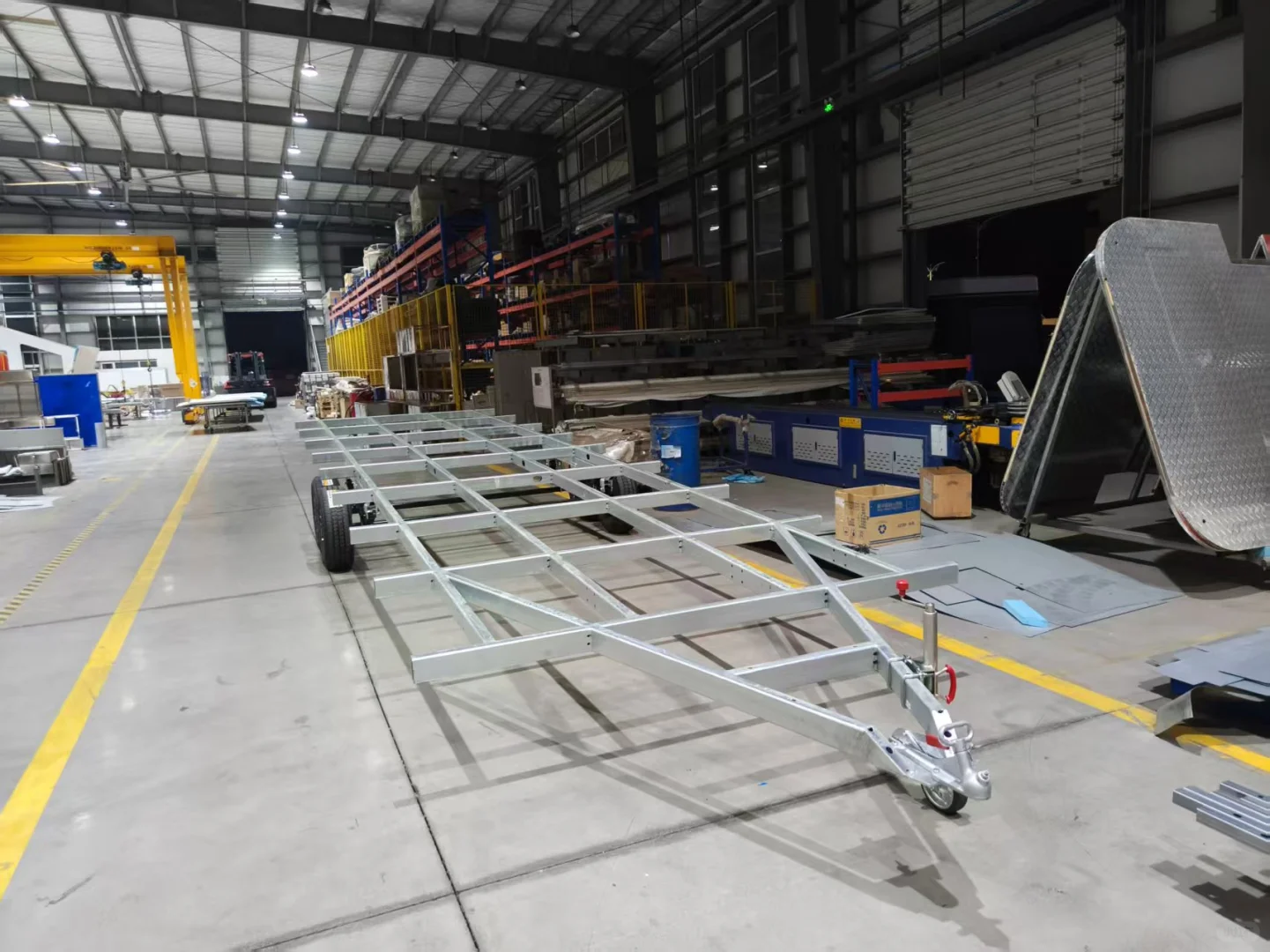 底盘拖车生产厂里