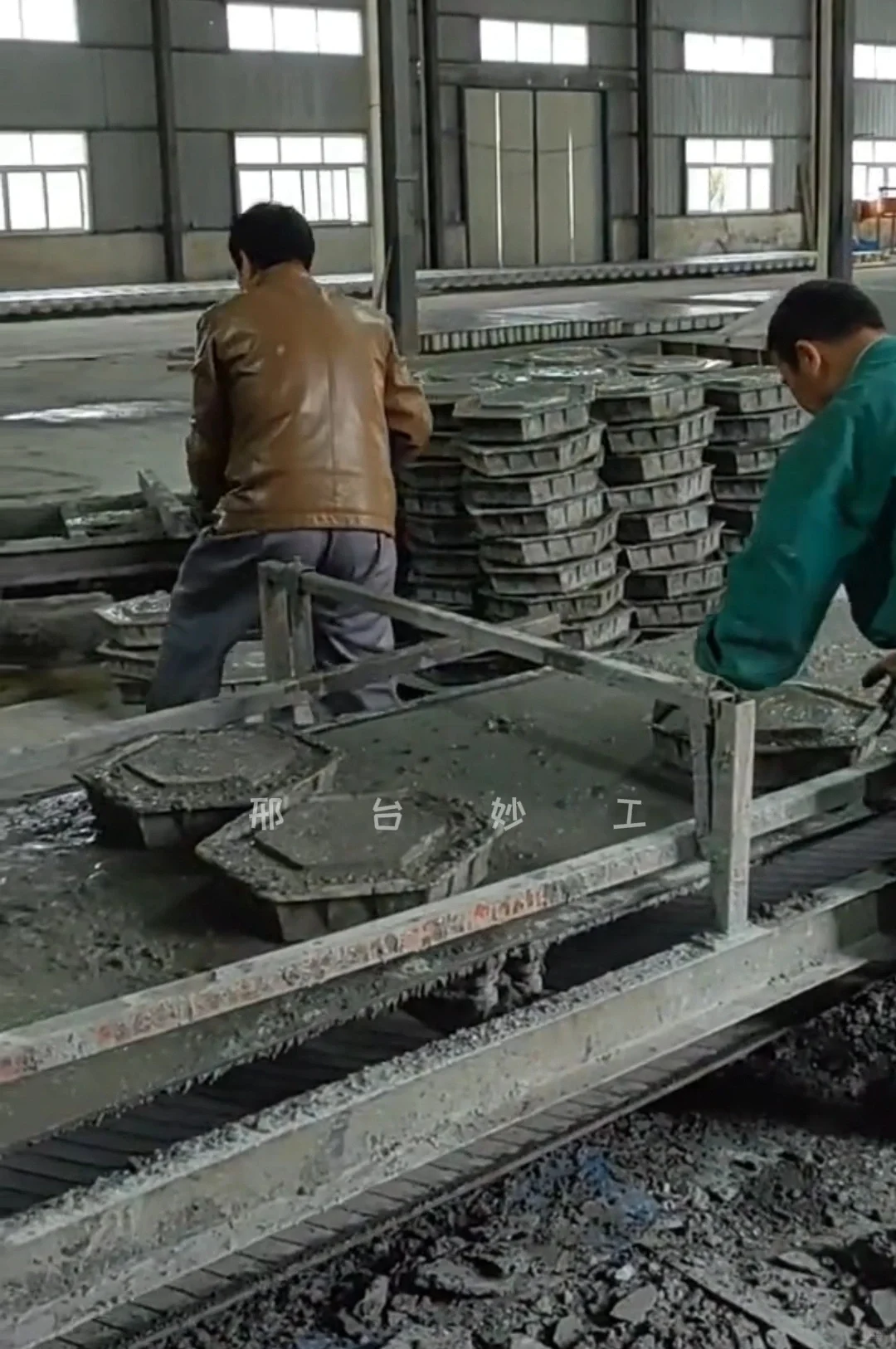 妙工混凝土预制连锁块布料机器生产线设备