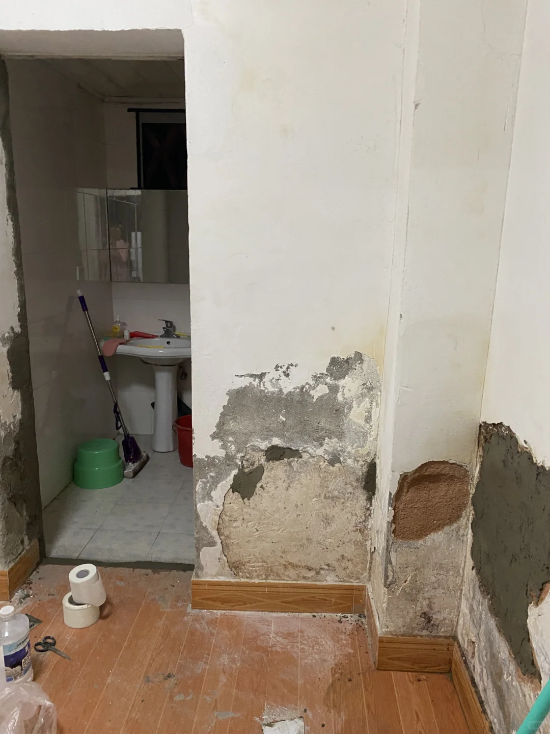 老房子墙皮发霉反碱的补救措施