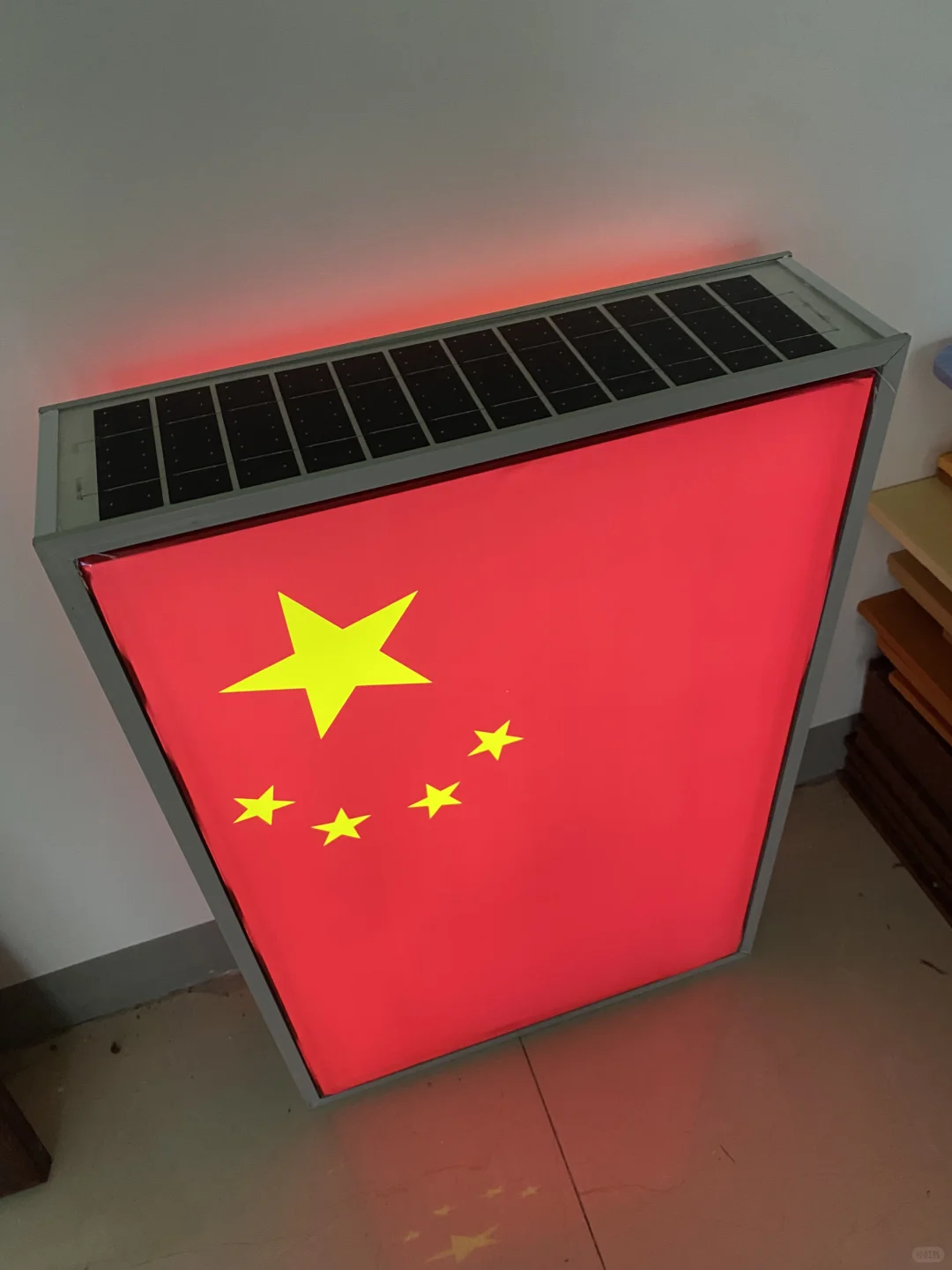 会自己充电的灯箱?告别插头束缚