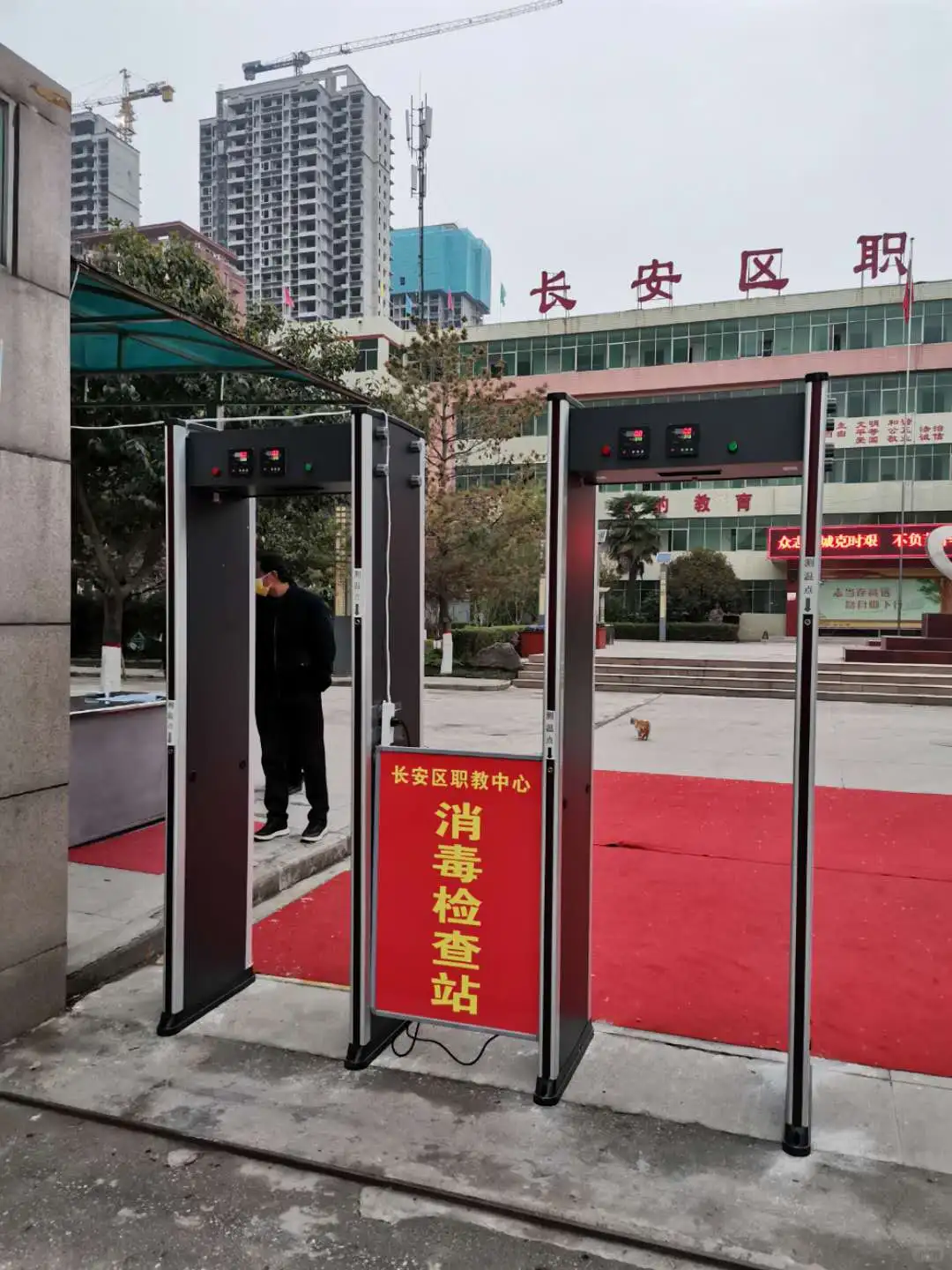 在学校安装安检门是很有必要的