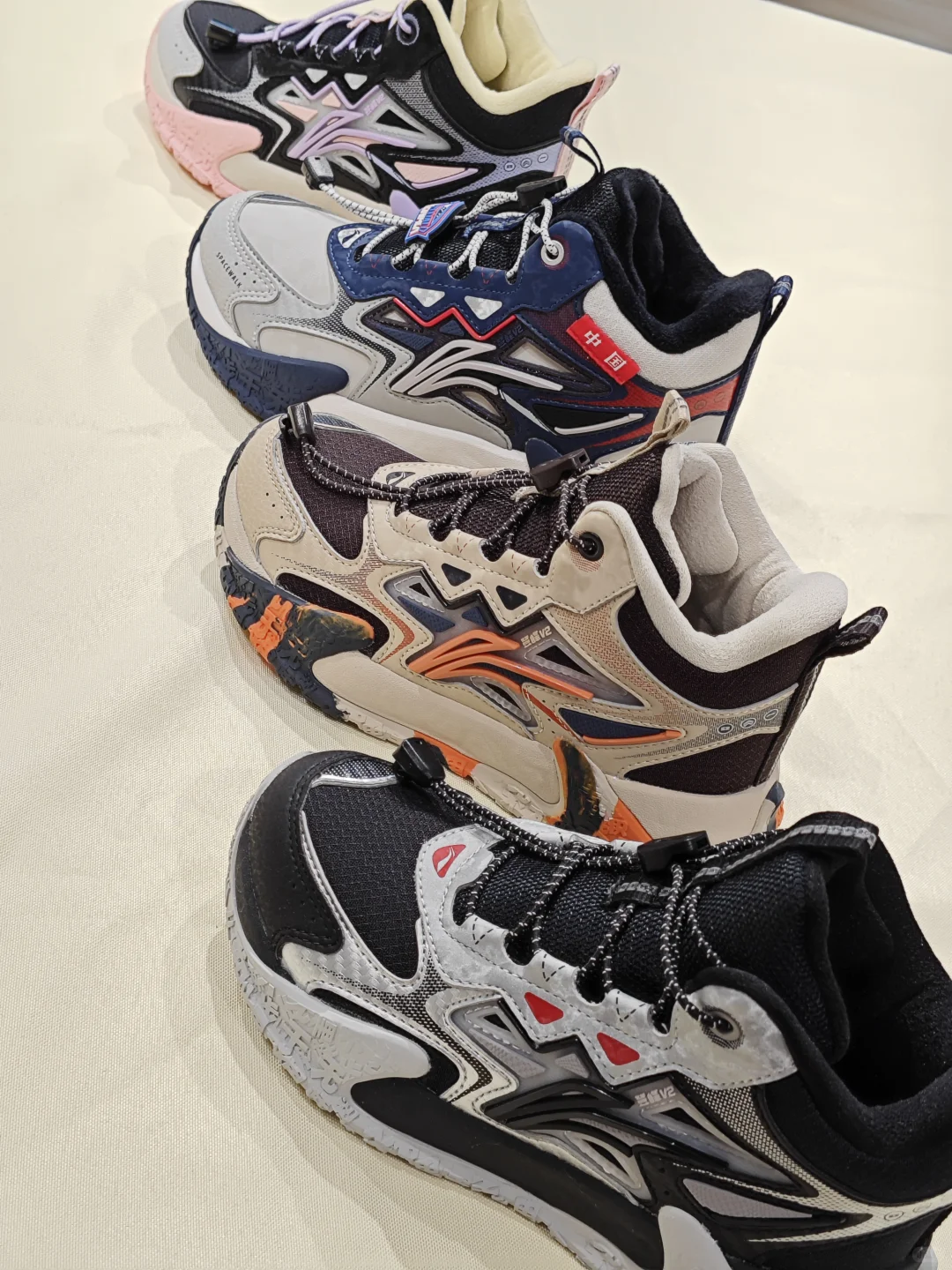 潮人“脚替”拆解:“赛博户外风”