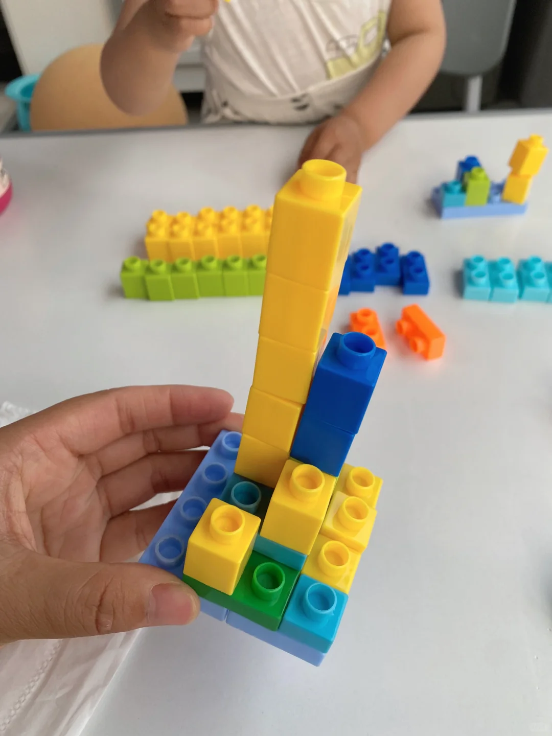 分享｜2岁小孩搭积木 放手让他玩 会有惊喜