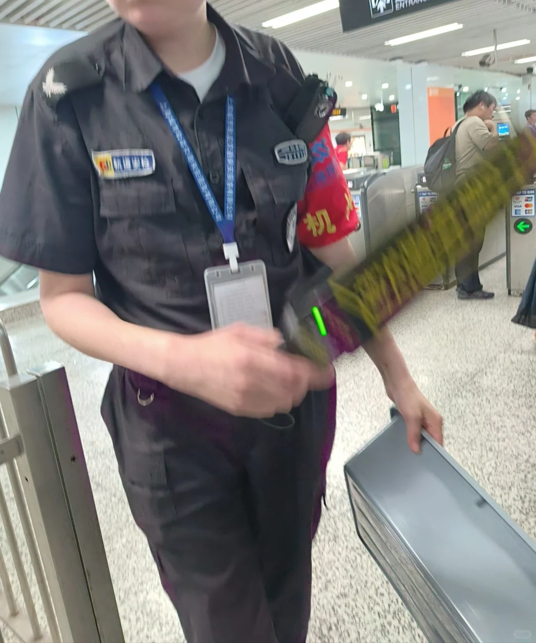 上海市轨道交通对于小包强制过机安检