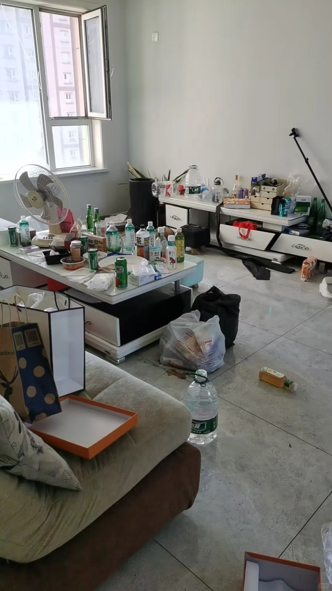 家里被搞成这样也是难为保洁了