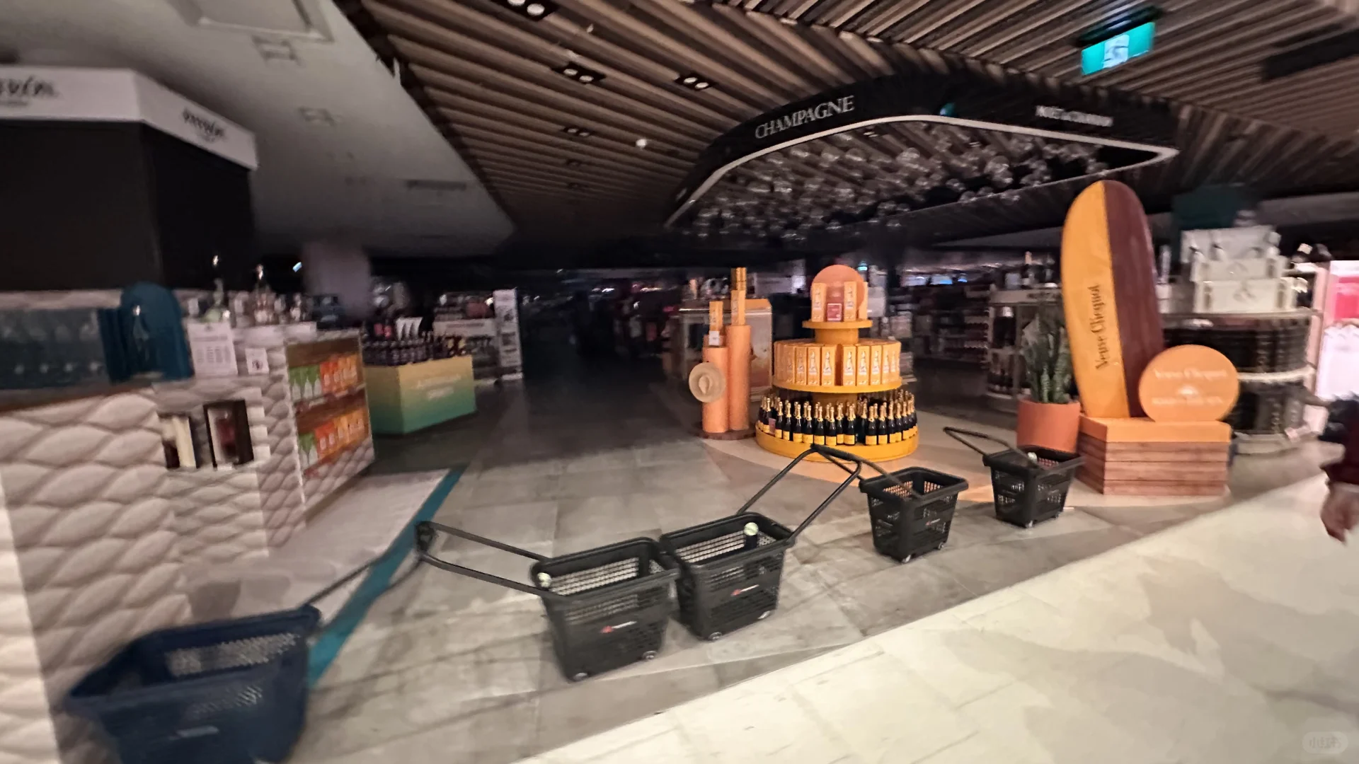 悉尼又一离谱的事！傍晚悉尼大雨，机场拥堵