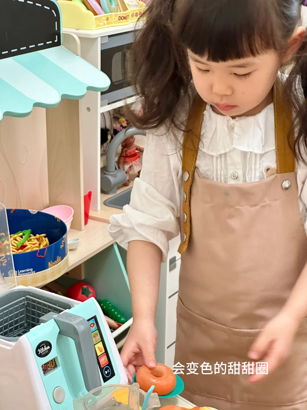 她真的好爱这些厨房玩具??