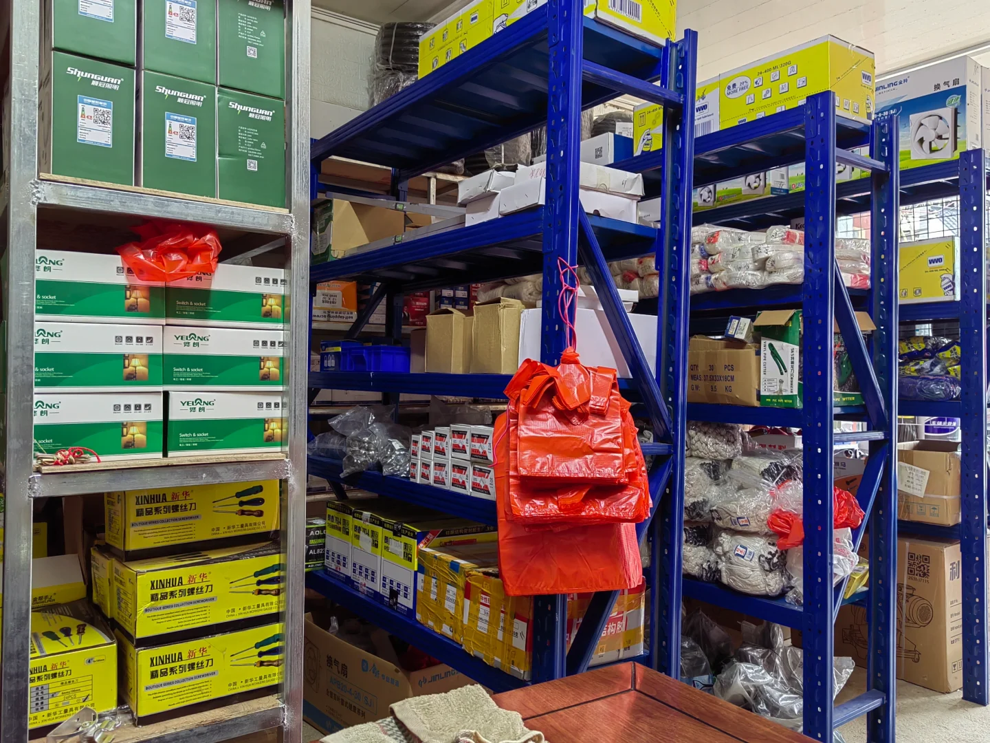 90后夫妻开的一家五金店