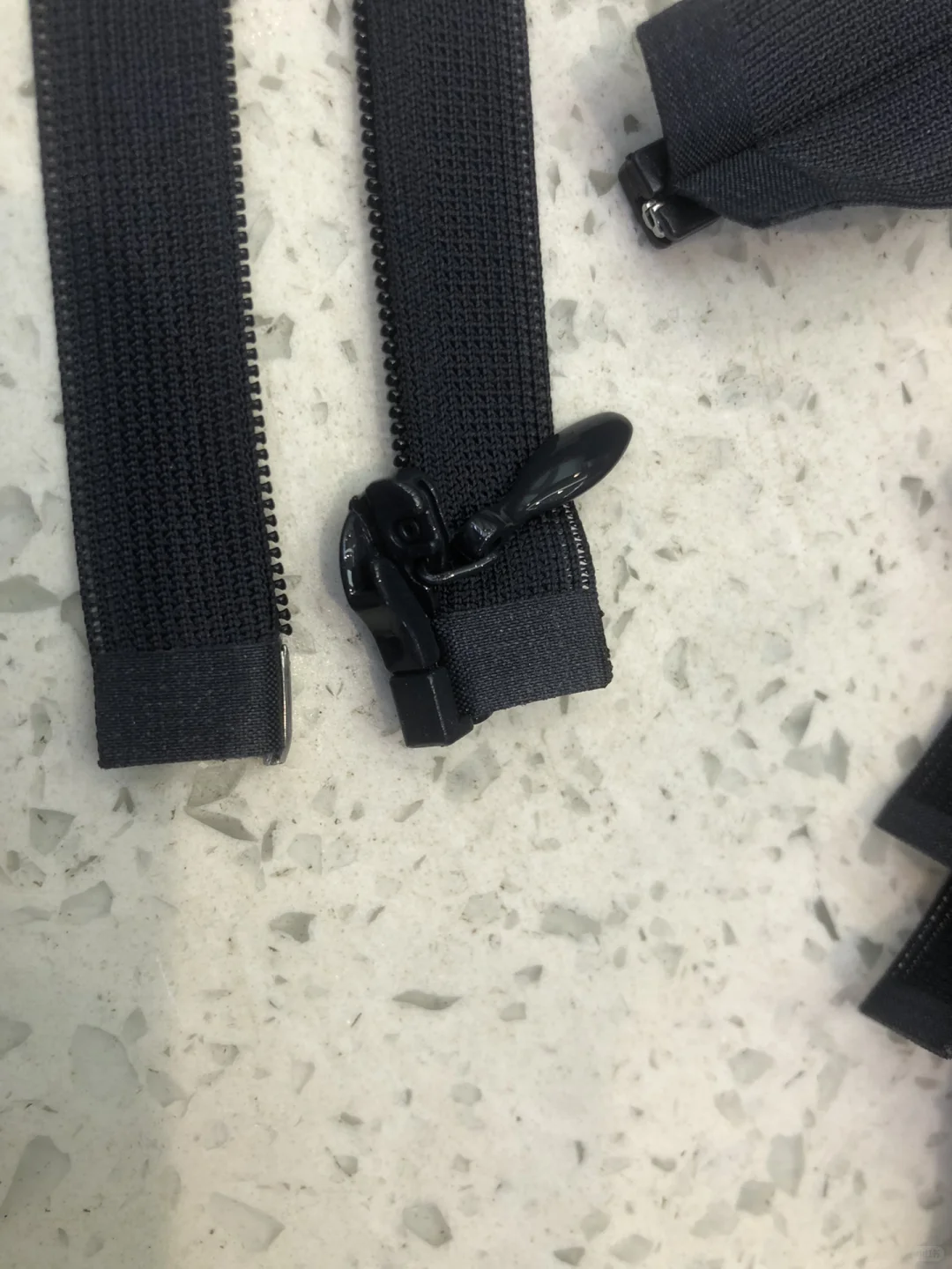 隐形拉链开尾，开尾隐形拉链