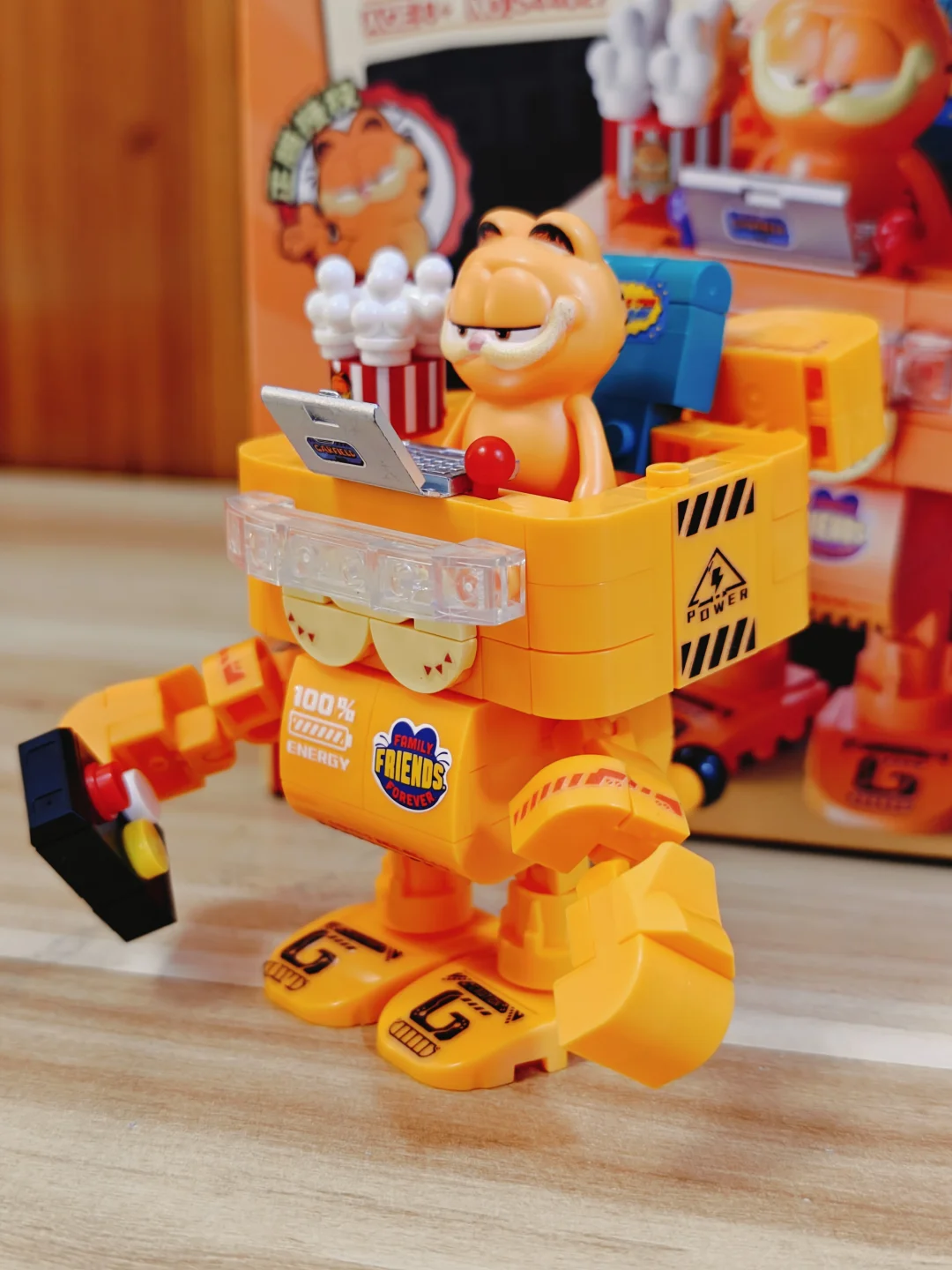 又酷又潮的加菲猫驾驶机甲