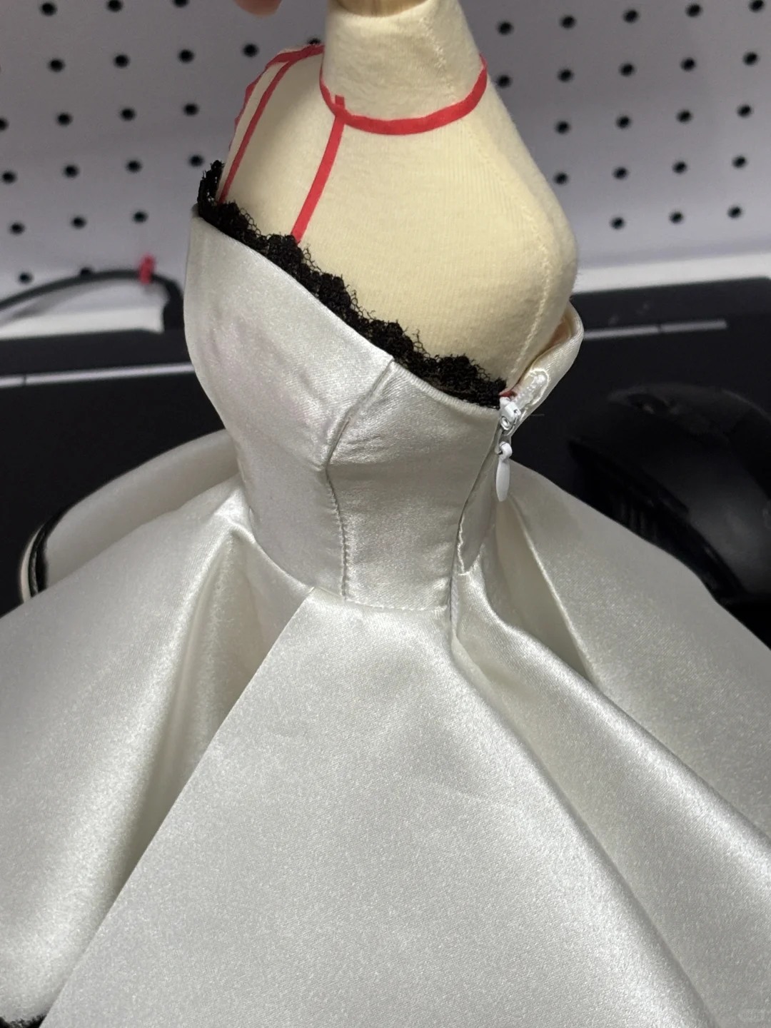 此女第一次搓娃衣！