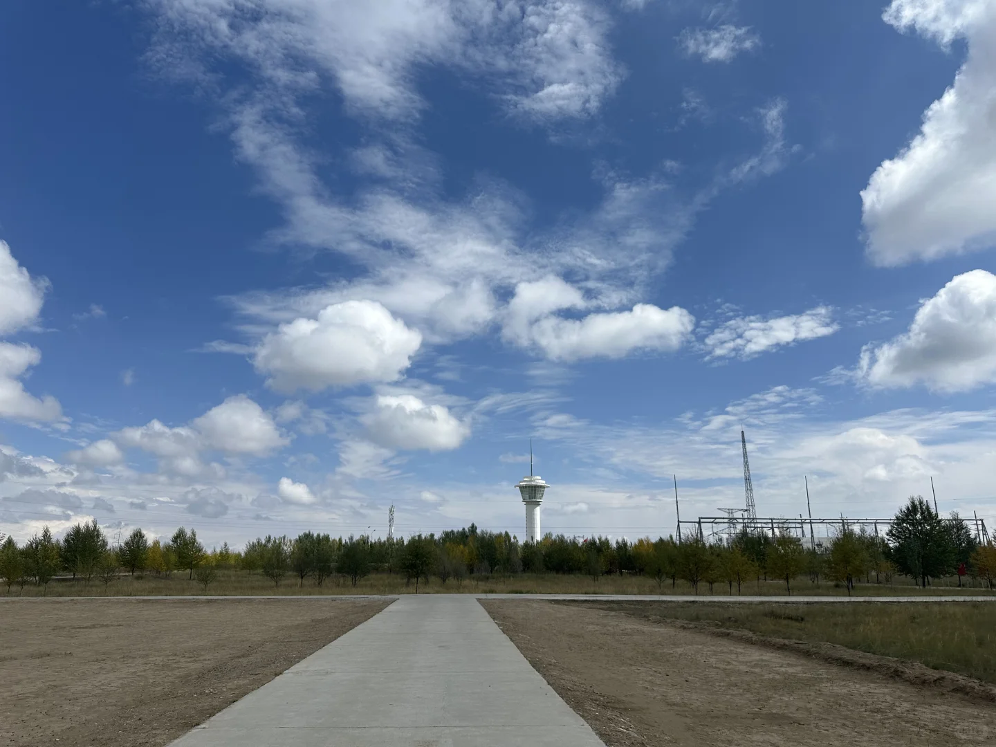 蔚蓝的天空下，光伏闪耀着光！