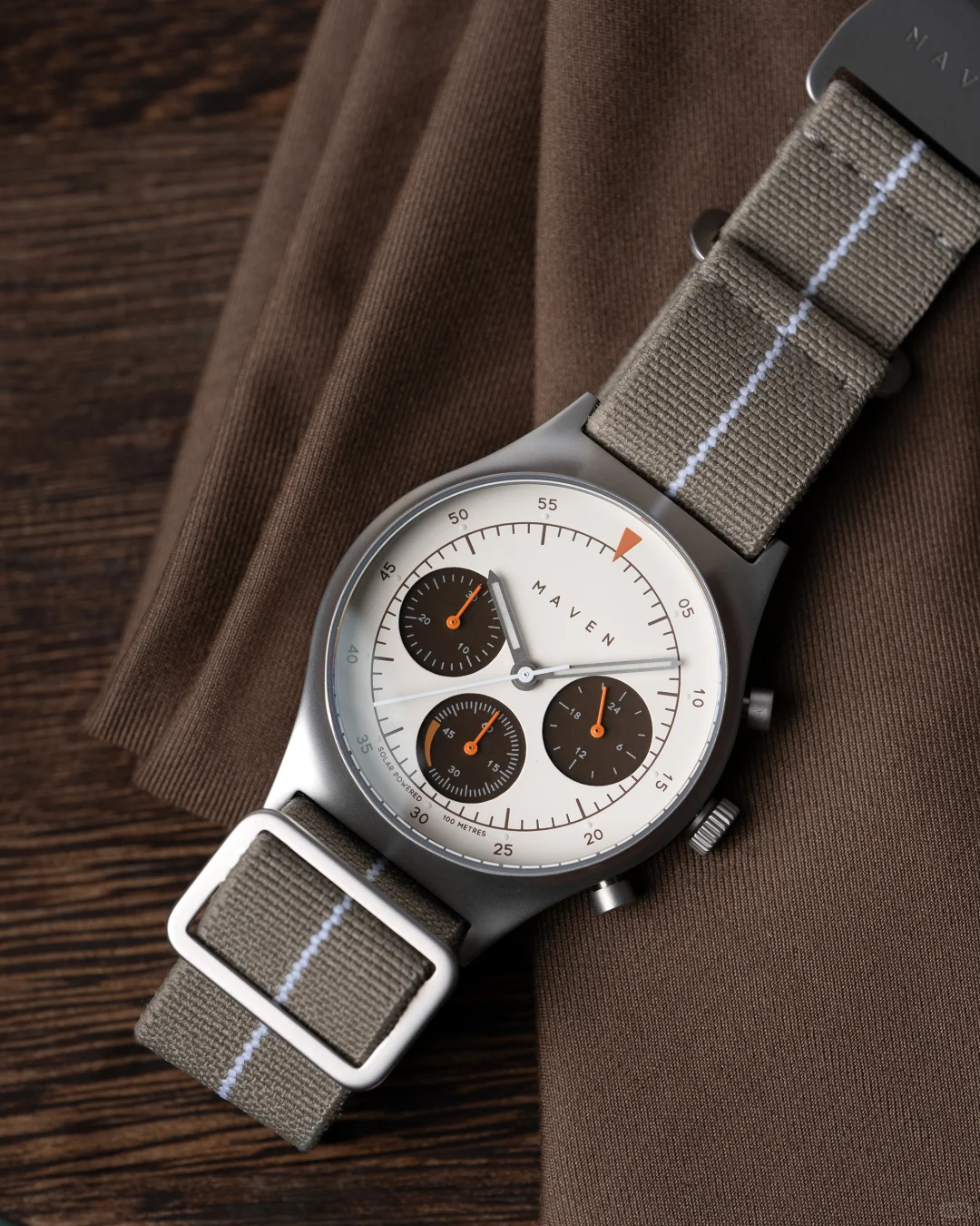 把秋意绕在腕间｜撞色太阳能手表点亮穿搭