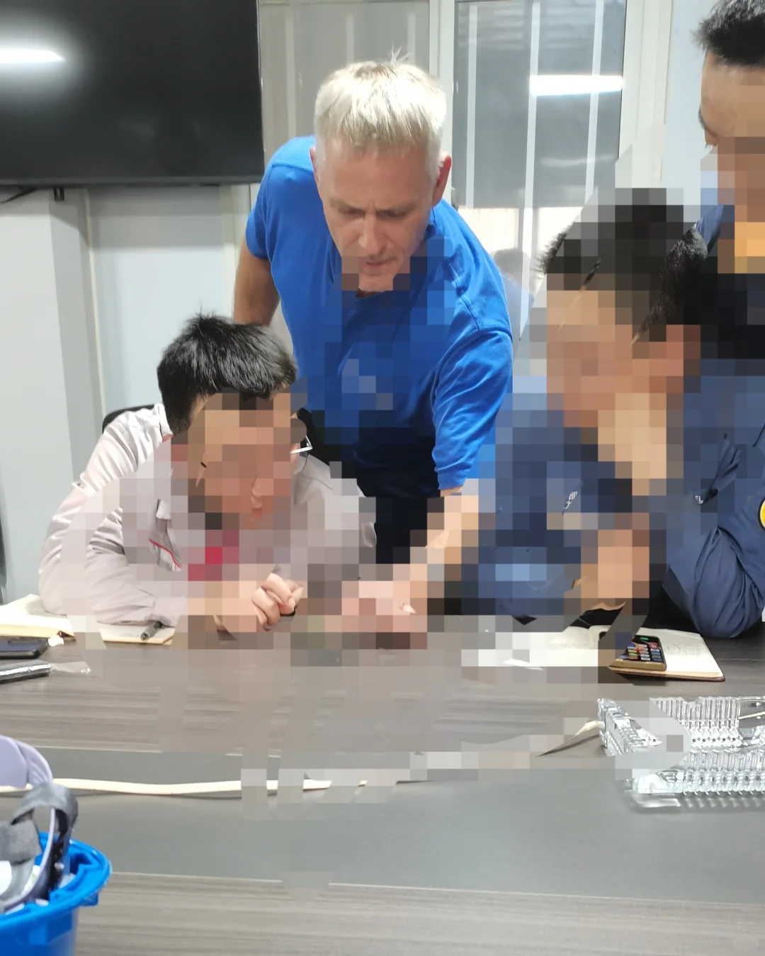 陪同工程师安装钢铁厂设备