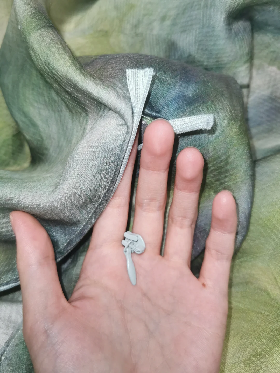 又崩溃了家人们上完隐形拉链把拉链头拉脱了