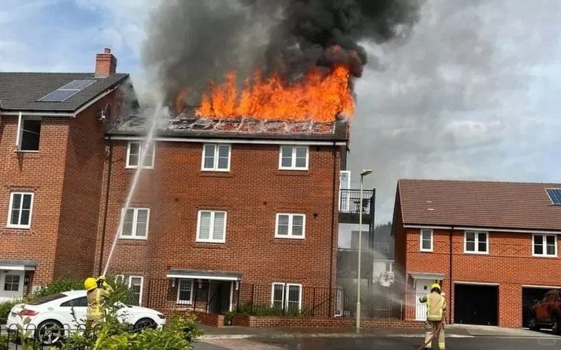 英国家庭屋顶火灾激增｜太阳能板成新隐患